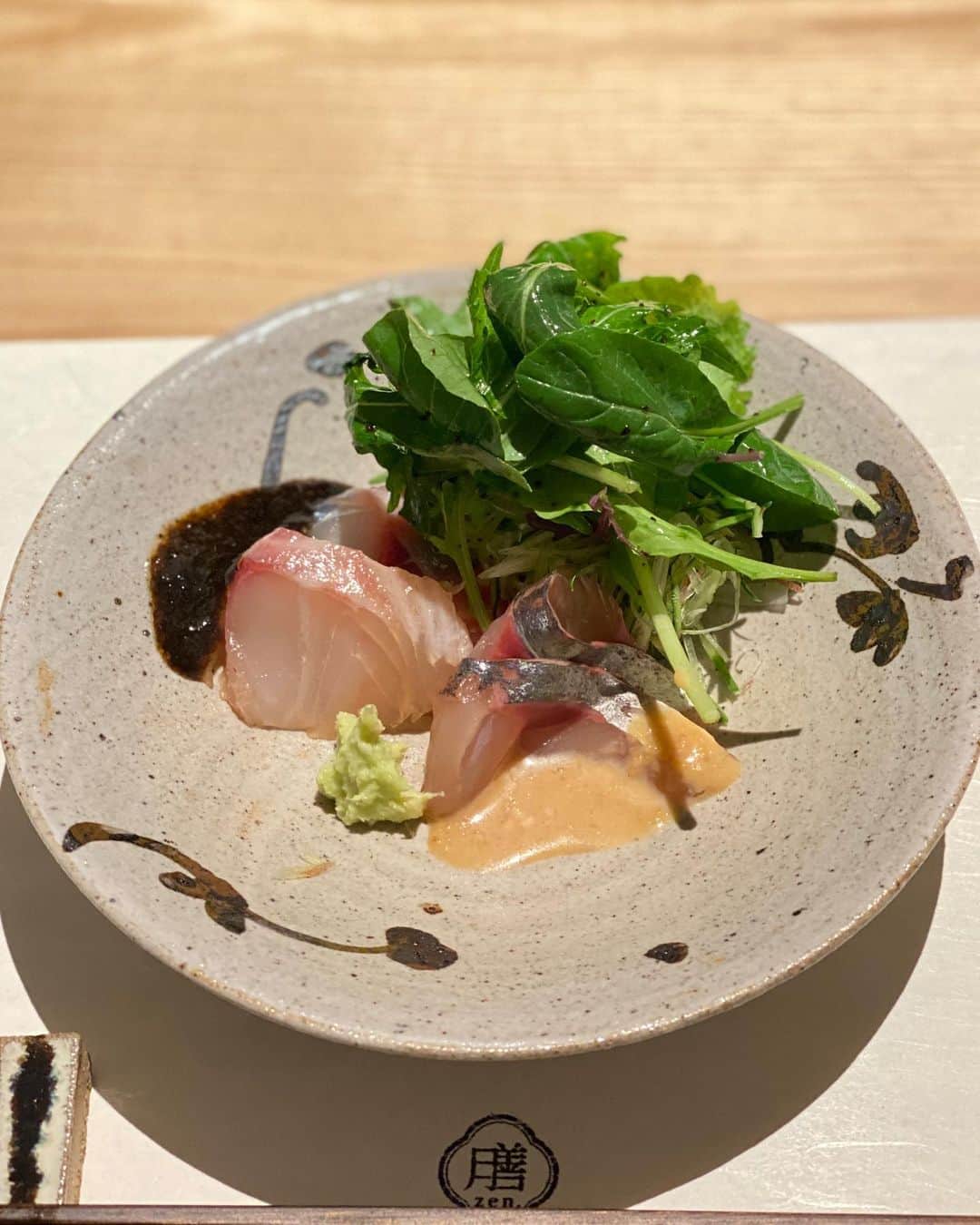 前川由希子さんのインスタグラム写真 - (前川由希子Instagram)「3月27日オープン㊗️ やまや総本店【膳】へ。  存在感のある佇まいに興味津々だったお店。 九州をテーマにした 完全予約制の日本料理店です。  中庭をぐるっと囲む建物は、 お昼と夜で使い分け。 贅沢な造り✨  2022年「アジアのベストレストラン50」で ナンバーワンを獲得した 現代和食を代表する長谷川在佑氏の総監修。 旬の食材をたっぷり味わえます。 一つ一つに驚きやしみじみした味わいがあって いただくのが楽しい！  〆の土鍋ごはんは、 ごはんと明太子をお代わりした。 さらにデザートも♡  また行きたい♡ 昼も行きたい♡  【やまや総本店「膳」】 福岡市中央区白金１丁目５−５ 092-406-8820 18:00〜23:00 日・月休み  @yamaya_zen  #やまや総本店  #やまや総本店膳  #完全予約制  #日本料理店  #九州の味  #やまやの明太子 も #福岡グルメ  #福岡ディナー  #福岡和食  #白金グルメ  #白金ディナー  #白金和食」4月25日 19時26分 - maekawa.yukiko