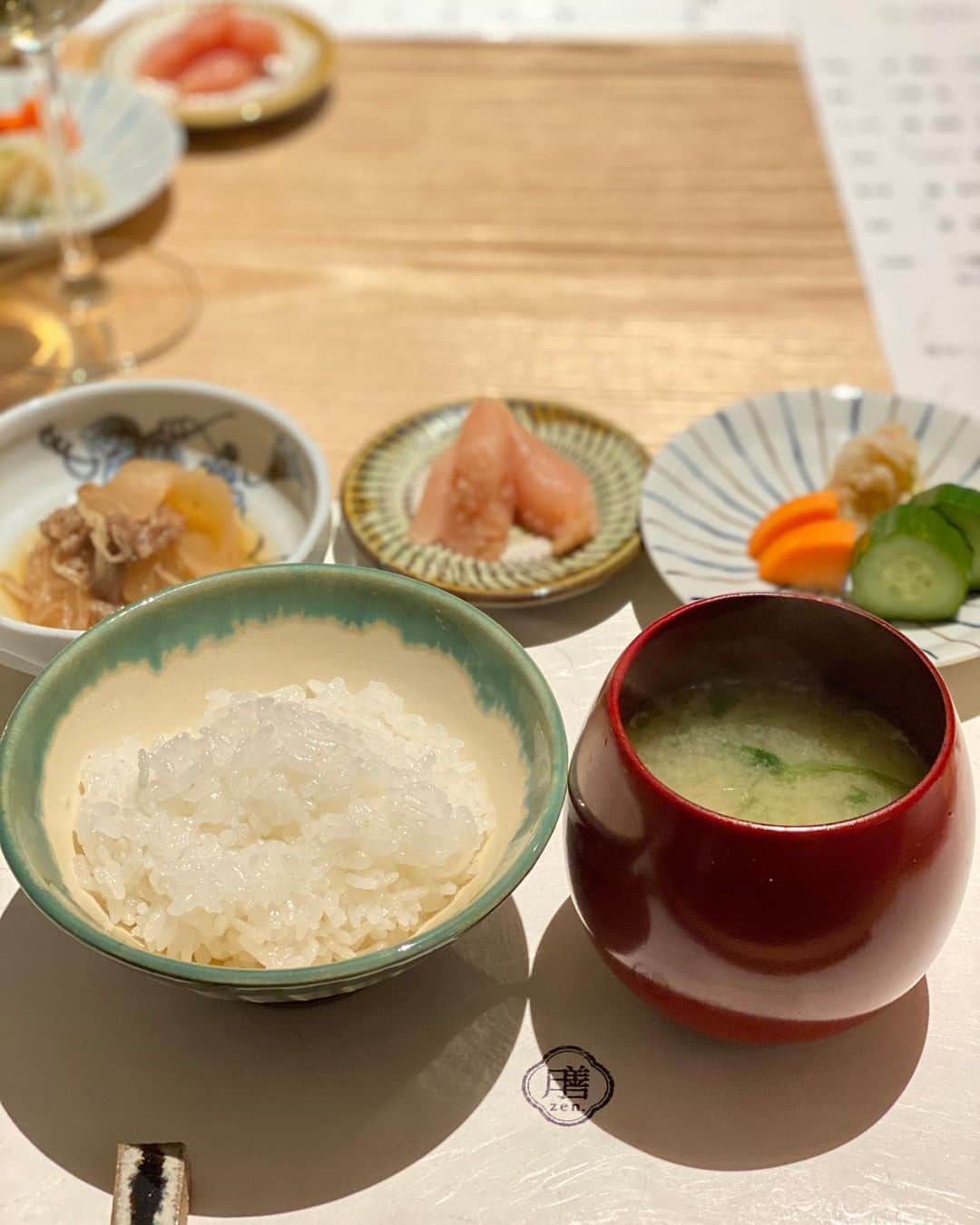 前川由希子さんのインスタグラム写真 - (前川由希子Instagram)「3月27日オープン㊗️ やまや総本店【膳】へ。  存在感のある佇まいに興味津々だったお店。 九州をテーマにした 完全予約制の日本料理店です。  中庭をぐるっと囲む建物は、 お昼と夜で使い分け。 贅沢な造り✨  2022年「アジアのベストレストラン50」で ナンバーワンを獲得した 現代和食を代表する長谷川在佑氏の総監修。 旬の食材をたっぷり味わえます。 一つ一つに驚きやしみじみした味わいがあって いただくのが楽しい！  〆の土鍋ごはんは、 ごはんと明太子をお代わりした。 さらにデザートも♡  また行きたい♡ 昼も行きたい♡  【やまや総本店「膳」】 福岡市中央区白金１丁目５−５ 092-406-8820 18:00〜23:00 日・月休み  @yamaya_zen  #やまや総本店  #やまや総本店膳  #完全予約制  #日本料理店  #九州の味  #やまやの明太子 も #福岡グルメ  #福岡ディナー  #福岡和食  #白金グルメ  #白金ディナー  #白金和食」4月25日 19時26分 - maekawa.yukiko