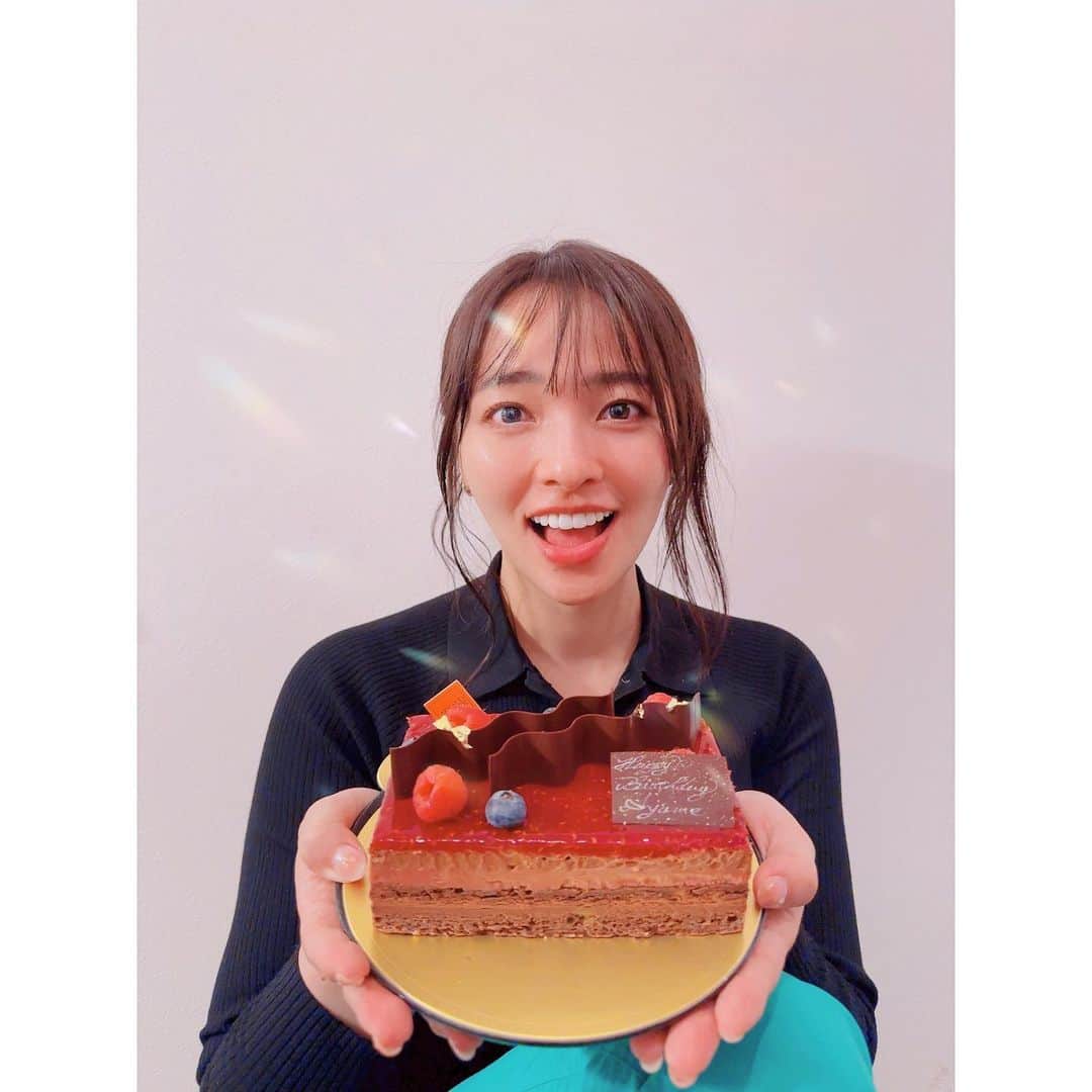 水崎綾女のインスタグラム：「Lv 34 てってれーーー♪  明日で34歳。 いつもお世話になっているお友達家族に一足先にお祝いしていただきました。 34歳も変わらず素敵な日々になるように全力で楽しんで、のびのびお仕事をしていきたいと思います♡ みんないつもありがとう！！  #bd #birthday #happybirthday  #34 #34yearsold」