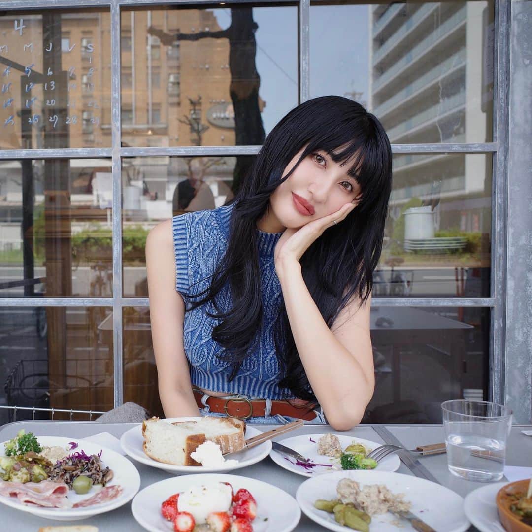 Lisaのインスタグラム：「. ずっと行きたかった @na.nagoya 🥐🥖🥯 大好きなお店の系列なのでもう好きなの決まってる🫶🏻💓笑 詳しくはまた別で書きます🫠笑  そしてエクステつけたんですか？ってすごく質問 頂いたんですが、これ韓国のハーフウィッグです！ ピンクエイジというショップのものです☺️  フルウィッグは暑いし、トップが 不自然なものが多いので帽子被らないといけないのが めんどくさいんですが、ハーフウィッグだとトップは 自分の髪の毛なので自然です。 私は重めの切りっぱなしボブなので若干気になる方は 気になるかもですがかなり馴染みました☺️ 簡単にイメチェンできるからおすすめです🥰  そしてデジカメとiPhoneの画質の違いに驚きますね。笑笑  #ハーフウィッグ#ピンクエイジ#ウィッグ#エクステ」