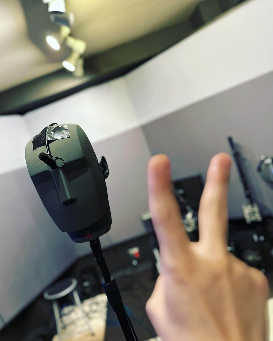 のインスタグラム：「今日も楽しくいろんな現場へ。  #ダミヘ #ダミヘのスキルが上がった #recording #空気感込みの表現が好き #衣擦れの音 #ノイジーだったので多少脱いで録りました #声優 #KENN #けんぬ」
