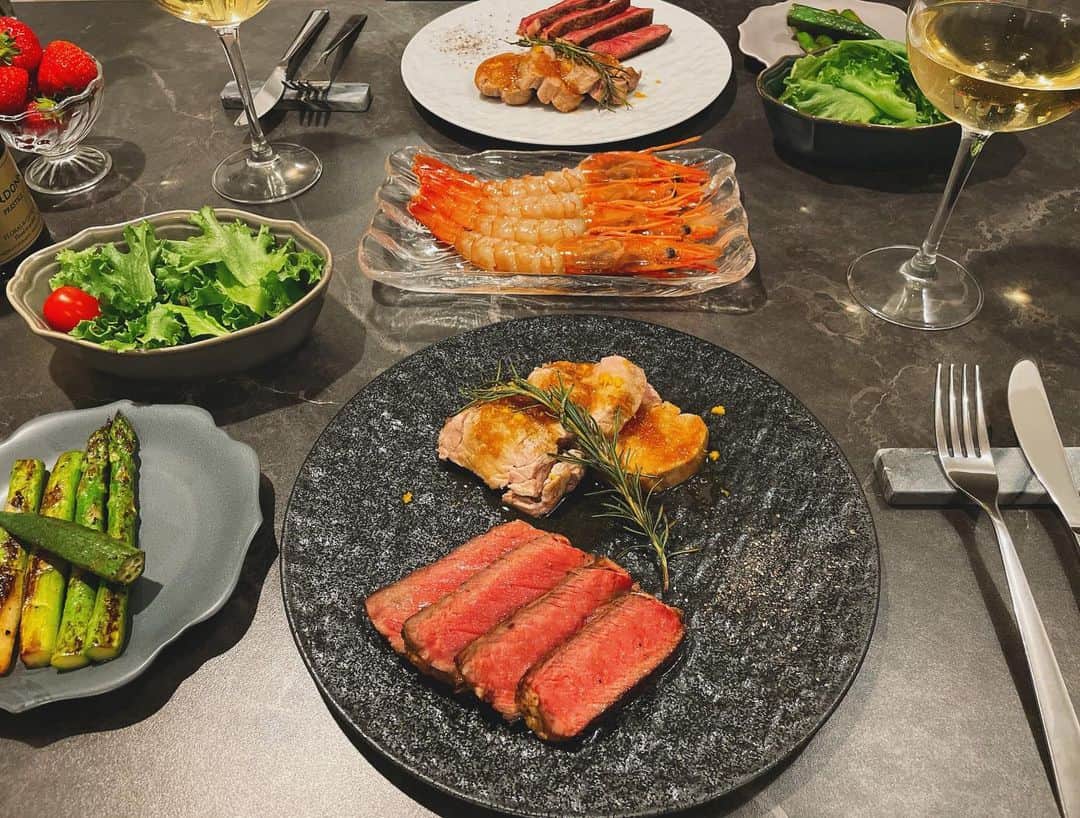 宮内理沙さんのインスタグラム写真 - (宮内理沙Instagram)「仲良い友人を呼んだ時の #りさずキッチン🍽 海老の紹興酒漬け何度かトライしてるんだけどなかなかお店みたいな味にならない、、😂  #お肉率　 #おもてなし料理 #テーブルコーディネート #テーブルセッティング」4月25日 19時29分 - risa_miyauchi