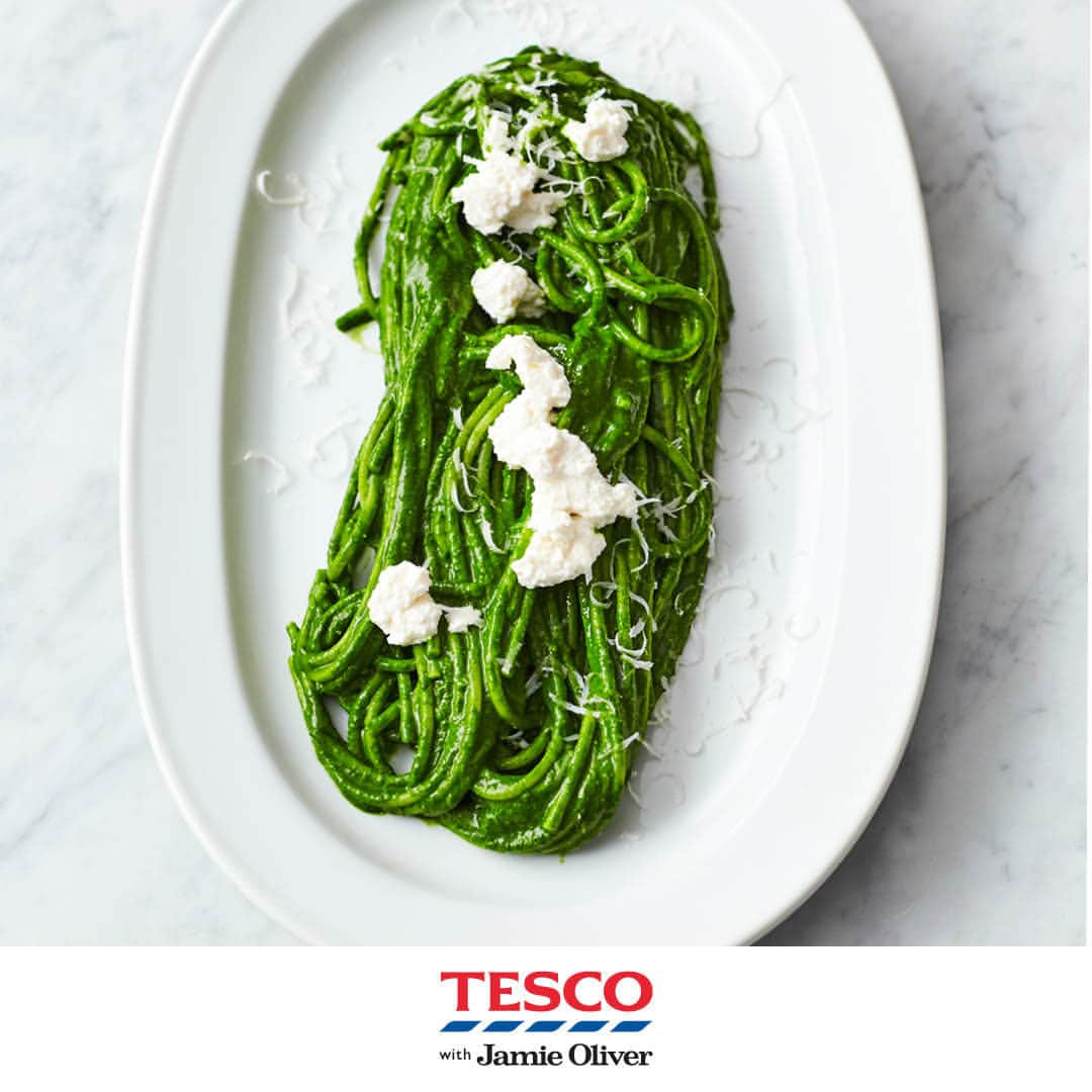 Tesco Food Officialさんのインスタグラム写真 - (Tesco Food OfficialInstagram)「@JamieOliver has worked his magic to make this vibrant bowl of Super green spaghetti. The silky pasta sauce heroes cavolo nero, garlic and two delicious types of cheese, and is on the table in 15 minutes! Head to the link in bio for the full recipe. #TescoandJamie #EatMoreVeg」4月25日 19時30分 - tescofood