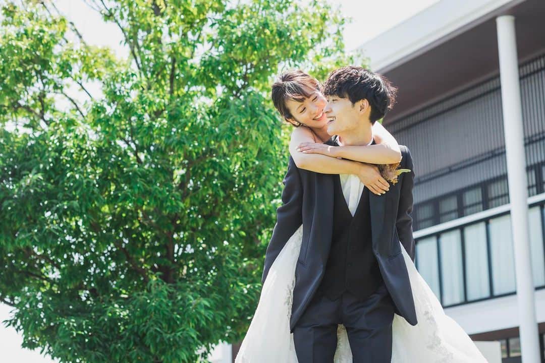 ザ･リーヴス プレミアムテラスのインスタグラム：「. マネしたい！ 前撮りだから残せる一枚✳︎  新婦様をおんぶして 顔を見合わせる一枚は ふたりの仲の良さが伝わる とっても可愛らしい写真♪  ぜひマネしてみてください💓  ----------------------------------  公式HPでは卒花嫁さまの 挙式実例！ #ウエディングレポート を公開中◆* ▼詳しくは @the_leaves_premium_terrace TOPページよりご覧ください*  ----------------------------------  #ふたりの未来を探す旅 #dearswedding#ザリーヴスプレミアムテラス #群馬結婚式場#群馬結婚式#高崎結婚式#前橋結婚式#フィオーレビアンカ花嫁#前撮り#洋装前撮り#前撮りポーズ #前撮りヘア」