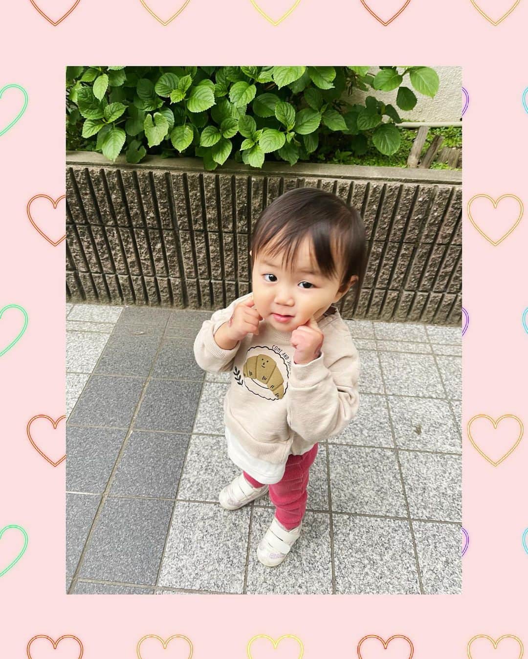 恒松あゆみのインスタグラム：「「可愛いポーズして💕」とお願いするとしてくれます。   #1歳8ヶ月」