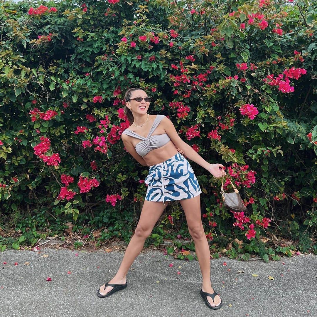 小竹麻美のインスタグラム：「超ナツ服イロイロ🌺  トップスはだいたい水着に だいたい #ウーフォス で過ごしてます🌺」