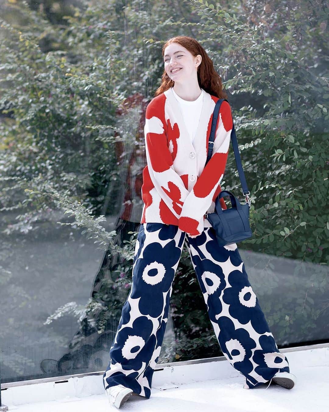 Marimekko Japanさんのインスタグラム写真 - (Marimekko JapanInstagram)「ブランドを代表するアイコニックなウニッコと今季注目プリントのプッロポスティ。プリント同士の組み合わせはマリメッコだからこそ楽しめるスタイリングです。  #repost @fudge_magazine  #marimekko #marimekkoss23 #マリメッコ #マリメッコ愛 #北欧デザイン #spring2023 #マリメッコパンツ #マリメッコニット #マリメッココーデ #フィンランド #maijaisola #ウニッコ #unikko #fudge」4月25日 19時30分 - marimekkojapan