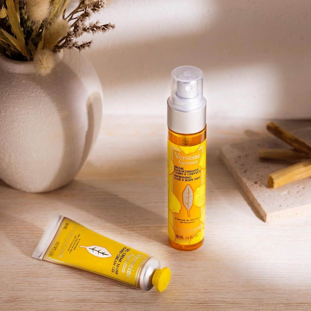 L'OCCITANE en Provenceのインスタグラム：「＼爽やかな香りを持ち歩こう🍃🍊／みずみずしくフレッシュなシトラスヴァーベナの香りを持ってリフレッシュ！  4/19(水)より数量限定発売の #シトラスヴァーベナ シリーズ 。  これからの季節にかけて、 ひんやりとした清涼成分が入った ポーチインアイテムもおすすめです🍃  持ち運びにぴったりなサイズなので、 ポーチやバッグに忍ばせて いつでも爽やかな香りとうるおいで リフレッシュしましょう！  ╭━━━━━━━━━━━━╮  　新しい香り、 　#シトラスヴァーベナ 🍃🍊  ╰━ｖ━━━━━━━━━━╯  「ひんやりアイテムも気になる！」 という方は【🍃】か【🍊】の絵文字を使って コメントから教えてください💬  ┈┈┈┈┈┈┈┈┈┈┈┈┈┈┈┈┈┈  ◤シトラスヴァーベナ アイスハンドクリーム  　清涼感のあるうるおいで、すべすべ、 　なめらかな手肌に導くハンドクリーム✋ 　さらっとしたつけ心地なのにしっとり保湿します。 　ひんやり成分(*)配合で、 　すっと肌になじむジェルテクスチャーです。  ◤シトラスヴァーベナ ボディ&ヘアミスト  　髪に、ボディに。 　軽やかなうるおいを補給します。 　ひんやり成分(*)配合で、 　暑い日にもシュッとひと吹き。 　お出かけ先でもリフレッシュ👌  ┈┈┈┈┈┈┈┈┈┈┈┈┈┈┈┈┈┈  新しい香りで、夏を楽しむ準備を始めましょう！  (*)エタノール  #ロクシタン #loccitane #ロクシタンのある生活 #ポーチの中身 #ポーチの中身紹介 #whatsinmybag #バッグの中身 #バックの中身 #持ち歩きコスメ #持ち歩き #持ち歩きポーチ #QOL向上 #シトラスの香りが好き #持ち歩きコスメ #ミニサイズ #携帯サイズ #シャワージェル #ていねいな暮らし #暮らしを整える #ボディスプレー #シトラス好き #爽やかな香り #ミニ香水 #香水好き #香水好きな人と繋がりたい #香りのある暮らし」