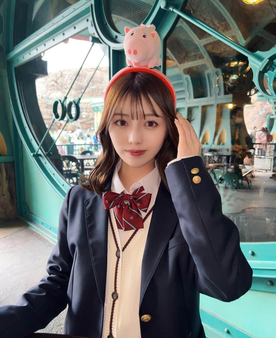 西本莉美のインスタグラム：「🌎🐭💞 ・ ・ ・  卒業旅行ぶりの制服ディズニーしちゃいました🥹 これで着納め、、  ・ ・ ・  #ディズニーシー#制服ディズニー」