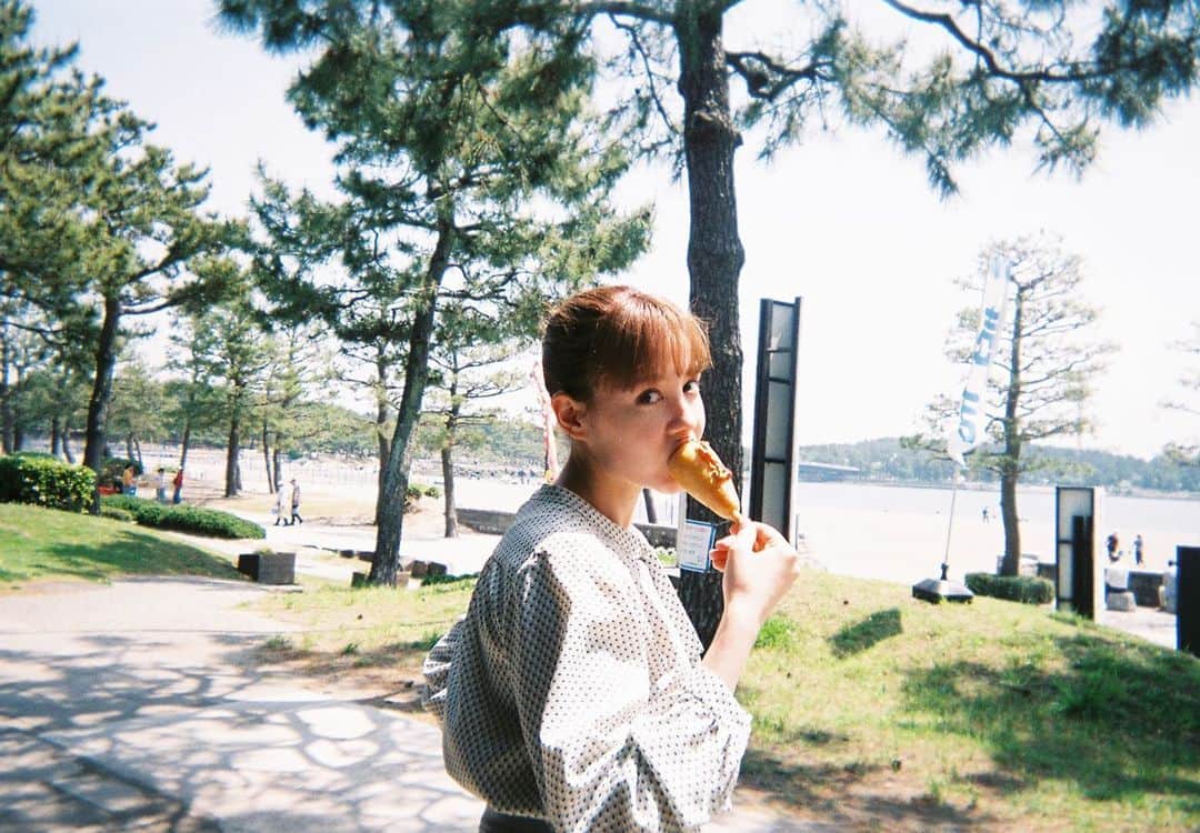 のインスタグラム：「なに食べてるかわかるかな？♡  子供の頃から大好き。 おやつだったり、たまぁに朝ごはんに出たこともあったっけ。  なつかしい☺️」