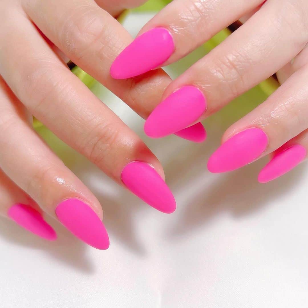 なかやまちえこのインスタグラム：「Neon pink♡⠀ ⠀ @neeko_isuzu さん⠀ マットなネオンピンクのオーダーでした！かわいい♡⠀ ⠀ #nail #nails #nailart #ネイル #美甲 #ネイルアート  #japanesenailart #manucure #japanesenails #manicurist #gelnails #أظافر #네일아트 #미용  #เพ้นท์เล็บ #artedeuñas #เพ้นท์เล็บเจล #ジェルネイルデザイン #ネイルデザイン #nagelkunst #ワンカラーネイル @aby_sharenail @pregel.jp」