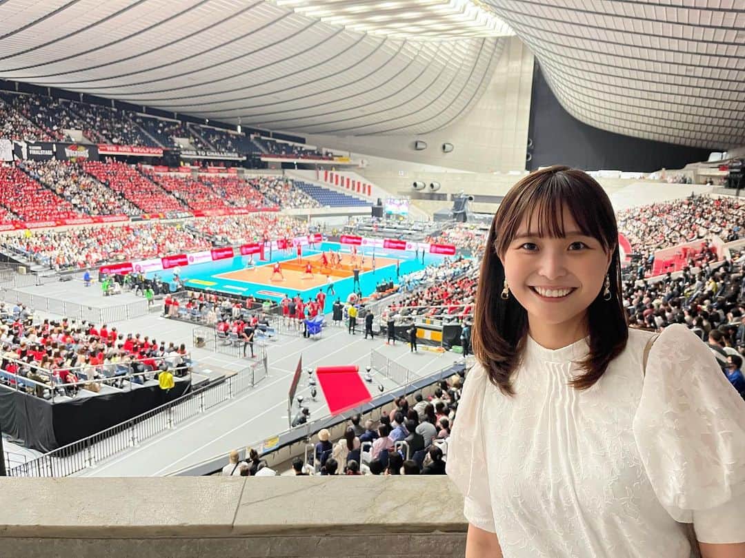 渡邊渚のインスタグラム：「週末はVリーグ男子ファイナルを観戦しにいきました！ サントリーサンバーズ対ウルフドッグス名古屋。白熱した戦いで、最後までハラハラドキドキでした！  いつも仕事ならメモ取ったりスコアを書いたりしながらみるのですが、この日はプライベートで行ったので、ただただ観戦を堪能しました😊  今季もたくさんの素晴らしいプレーを見ることができて、とっても楽しませていただきました。 選手の皆さん、感動をありがとうございました！  #Vリーグ#ファイナル#代々木第一体育館#バレーボール#🏐」