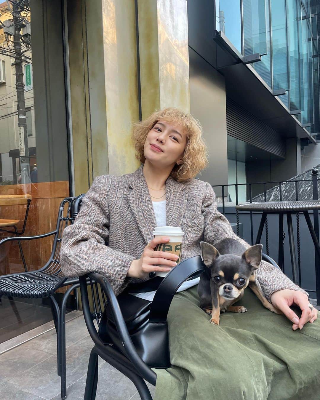 ステファニーのインスタグラム：「☕️🤎🤍 いつかのお洋服。 少し寒かったからお気に入りのリメイク クロップドジャケットで。 ショート丈が♡♡♡ #love #fashion #outfit #mediam #osoi #fumikauchida #gani #dog #chihuahua」