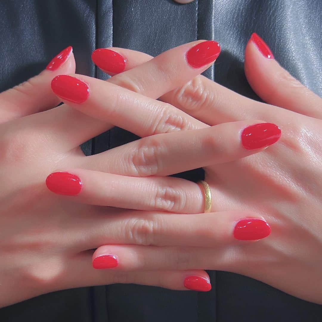 なかやまちえこのインスタグラム：「Red❤️⠀ ⠀ @amixxamiaya ちゃん⠀ 赤のワンカラーネイルのオーダーです♡⠀ ⠀ #nail #nails #nailart #ネイル #美甲 #ネイルアート  #japanesenailart #manucure #japanesenails #manicurist #gelnails #أظافر #네일아트 #미용  #เพ้นท์เล็บ #artedeuñas #เพ้นท์เล็บเจล #ジェルネイルデザイン #ネイルデザイン #nagelkunst #ワンカラーネイル @aby_sharenail @amixxamiaya @kimacat_betty」