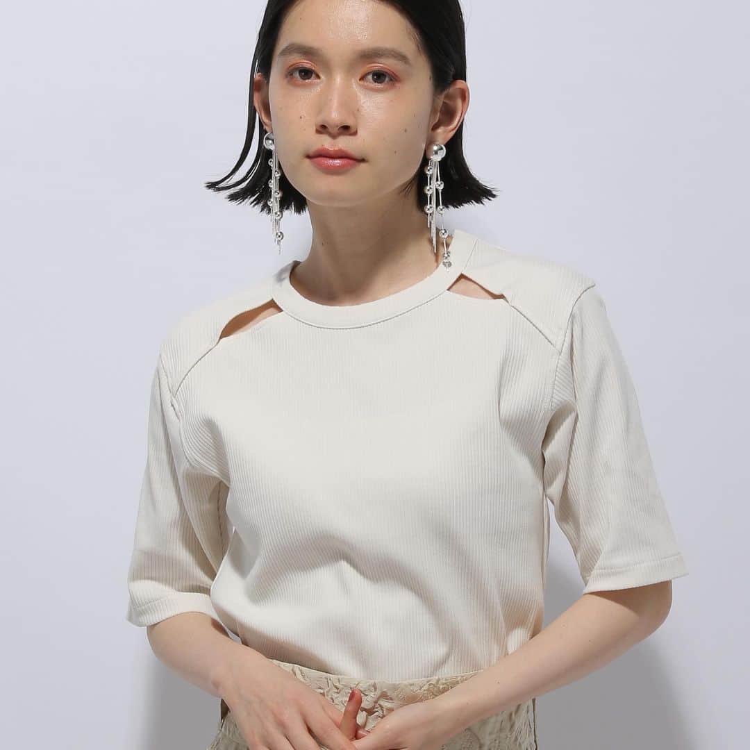 ハレさんのインスタグラム写真 - (ハレInstagram)「⁡ ⁡ 【NEW ARRIVAL】 __ ⁡ フロントカットアウトカットT ¥5,940(tax in) ⁡ __ ⁡ ⁡ ⁡ ⁡ ⁡ #HARE #ハレ #HARELADIES #ハレレ #tシャツコーデ #白tコーデ #カットソー #カットアウト #半袖コーデ #半袖tシャツ #モードファッション #モード系 #モード系ファッション #夏服コーデ #きれいめファッション」4月25日 19時35分 - hare_official