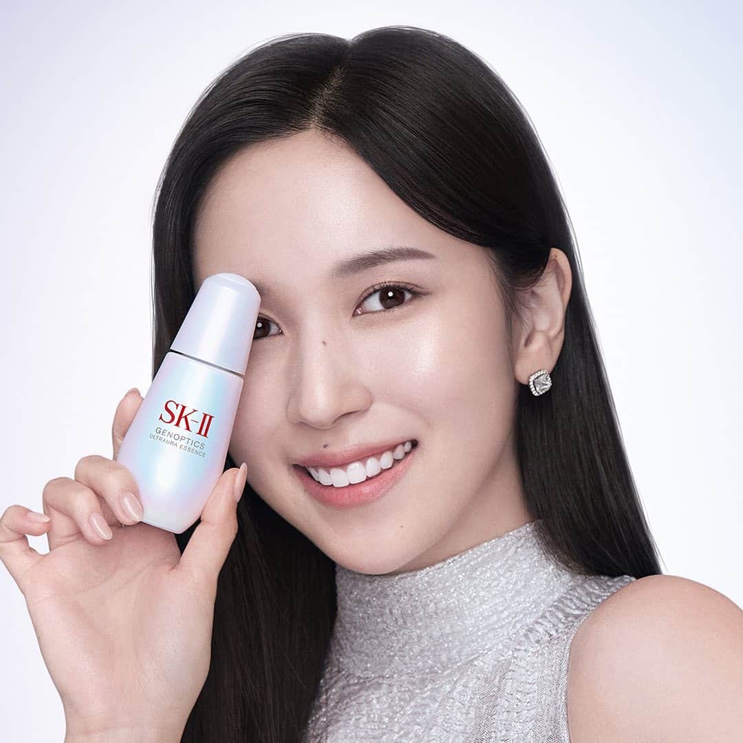SK-II's Official Instagramのインスタグラム：「Drop a 💎if you want to unleash your ultimate aura from inside out, just like Mina (@mina_sr_my).   Get her true aura for yourself with The NEW GenOptics Ultraura Essence at a SK-II retailer near you. #PITERA #SKII #100CaratAura」