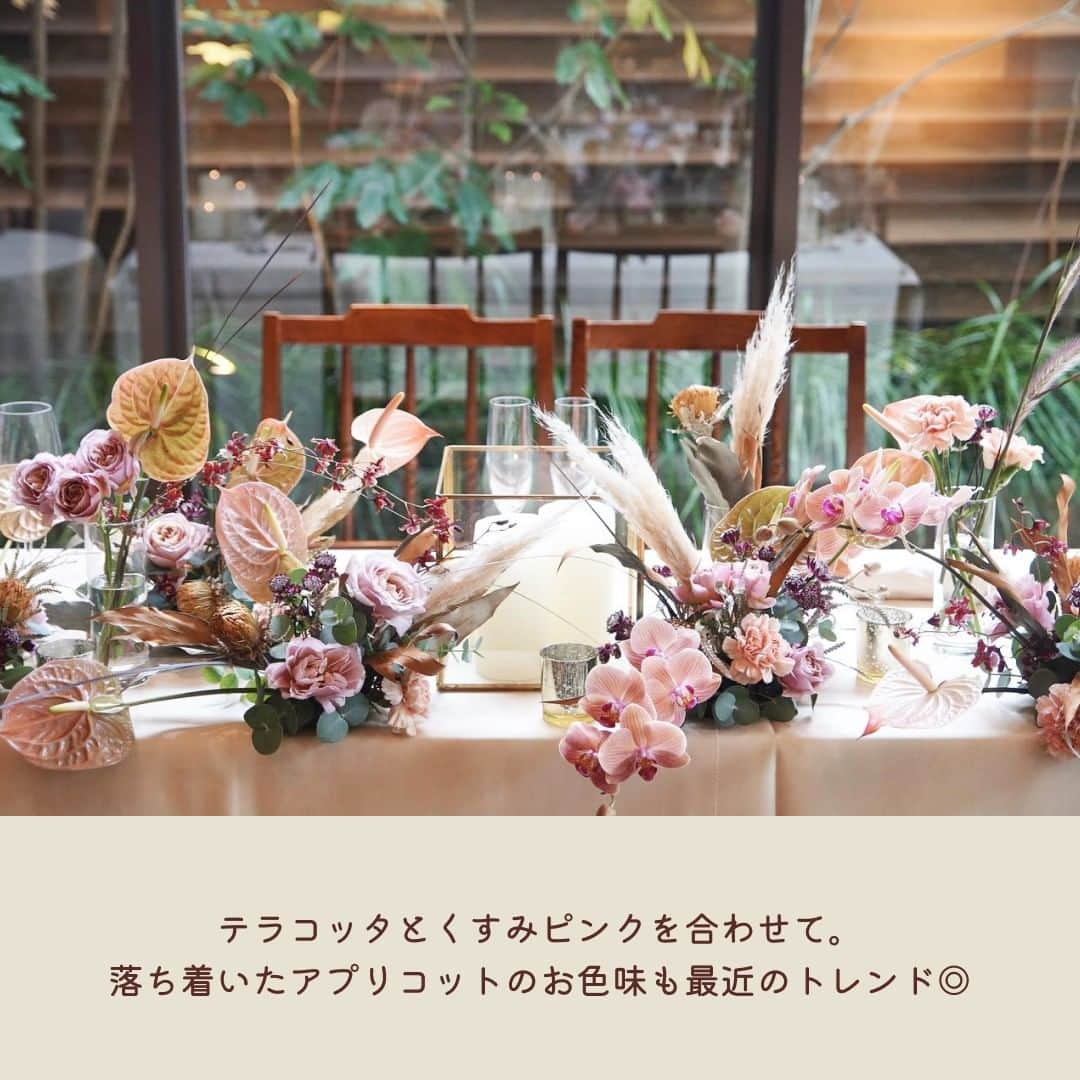 みんなのウェディングさんのインスタグラム写真 - (みんなのウェディングInstagram)「. . ˗ˏˋ Venue Decoration...♥ ˎˊ˗ . こんばんは🌙みんなのウェディングです☺️ ⁡ 本日は、#会場装花 のプロが教える！ こだわりの #高砂装花 アレンジをお届け♥ 最近はソファやハイチェアもとっても人気です💐  お花はフラワーベースを揃えても、あえてバラバラのものを使っても 立体感や高低差が出ておしゃれに仕上がるのでおすすめ◎  本日トレンドの装花コーディネートを教えてくださったのは ウェディングフローリストの @noritaka_igarashi さま💕  #装花アレンジ の参考にぜひご覧ください🌷  -------------------------------------------- ✨結婚式準備に役立つ情報を更新中 　@minnano_wedding 🔗をcheck🕊️ ・ ✨結婚式準備のお悩みや式場＆ドレスの予約相談は 《みんなのウェディング相談デスク》へ🕊️ ・ ✨結婚式場の口コミ・本物の費用明細は 《みんなのウェディング》結婚式場検索へ🕊️ --------------------------------------------  #高砂ソファ #ソファ高砂 #高砂チェア #高砂アーチ #装花コーディネート #会場装花　 #結婚式装花 #高砂装飾 #披露宴会場 #披露宴装飾 #会場コーディネート #ナンザンハウス花嫁 #キンプトン花嫁 #tgoo花嫁 #2023春婚 #2023夏婚  #2023秋婚 #2023冬婚 #結婚式準備 #プレ花嫁 #結婚式準備レポ #結婚準備記録」4月25日 19時45分 - minnano_wedding