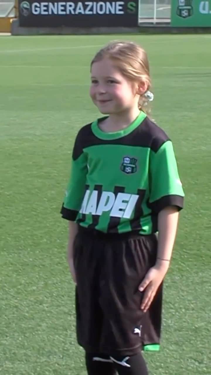 USサッスオーロ・カルチョのインスタグラム：「Backstage 🎥 | Giornata di shooting per le nostre piccole neroverdi 📸⚽️🥰  #ForzaSasol 🖤💚」