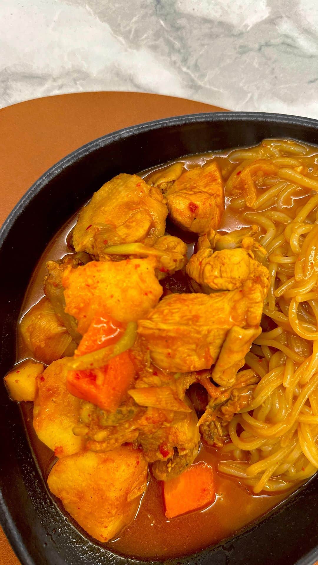 パク・タミのインスタグラム：「- ‘엄마 오늘 날씨가 흐려서 기분이 좀 우울해요.’ 큰 아이가 요즘 날씨 영향을 많이 받네요? '엄마도 날씨 영향,환경 영향 참 많이 받는데, 완이, 내 아들 맞네~ 우리 오늘 닭볶음탕이나 먹자^^’」