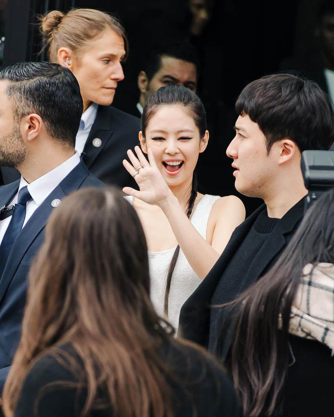가로수길 , Seoulのインスタグラム：「PFW at @chanelofficial  Thx @jennierubyjane @iamhyunjishin   이 두사람 조합 너무 좋자나 🔥」