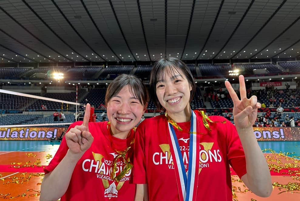 柳田光綺さんのインスタグラム写真 - (柳田光綺Instagram)「...☆.*。  2022-23Vリーグ優勝🏅  沢山の応援ありがとうございました！！！  今回のリーグ戦では開幕の時に肩の怪我、リーグ後半には体調を崩しチームから離れることもありました。 皆んながギリギリのところを踏ん張り続けてその姿にまた元気をもらって、無事にリーグ中にチームへ戻ってこれたこと、最高のメンバーと最高の結果を成し遂げたこと感謝と喜びでいっぱいです。 そして、クルーの皆さま！ 苦しい時もチームを支えてくださってありがとうございます！ 一緒にこの瞬間を迎えられてとても嬉しいです！！！  前回の優勝からなかなかここに辿り着けなかったけれ ど…6年の間、人が変わっていく中でも熱い想いをみんなで紡いできた結果がこの瞬間に繋がったと思います。今は別のチームだったり別の環境にいる方々とも喜び合いたいですし、心からありがとう！を伝えたいです。☺️  さあ、黒鷲旗も頑張るぞ！！！🚀🔥  ※最後の写真はTwitterでクルーの方の投稿からお借りしました🙇‍♀️ 素敵な写真ありがとうございます！！！  #NECレッドロケッツ #Vリーグ #2022~ #2023season #優勝 #輝 #ありったけ #感謝」4月25日 19時41分 - yanagita04r