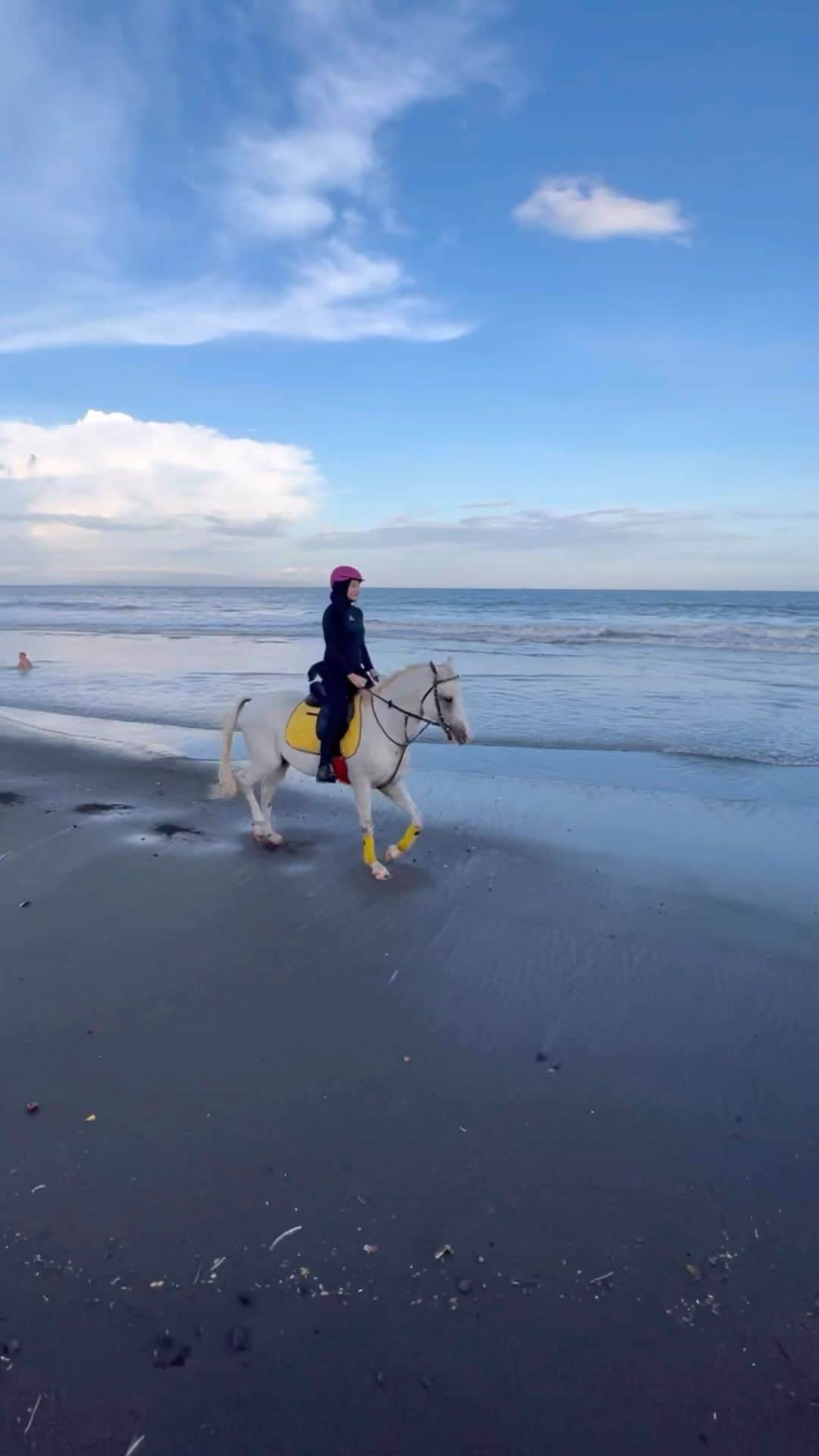Zaskia Sungkarのインスタグラム：「💛🐴   #masyaAllahTabarakallah」