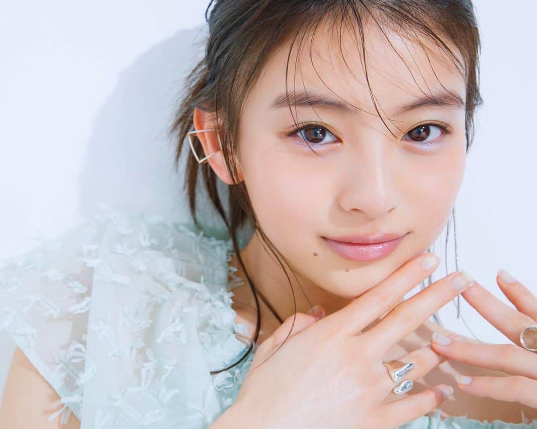 菊地泰久のインスタグラム：「@natsuki__deguchi__official  @vocemagazine  @sayoko_yoshizaki  @uraara126  @yasuhisa_kikuchi   #出口夏希 #voce #菊地泰久 #yasuhisakikuchi #beauty #makeup #fashion #portrait #jewelry #gravure #shooting #photography #photographer #model #studio」