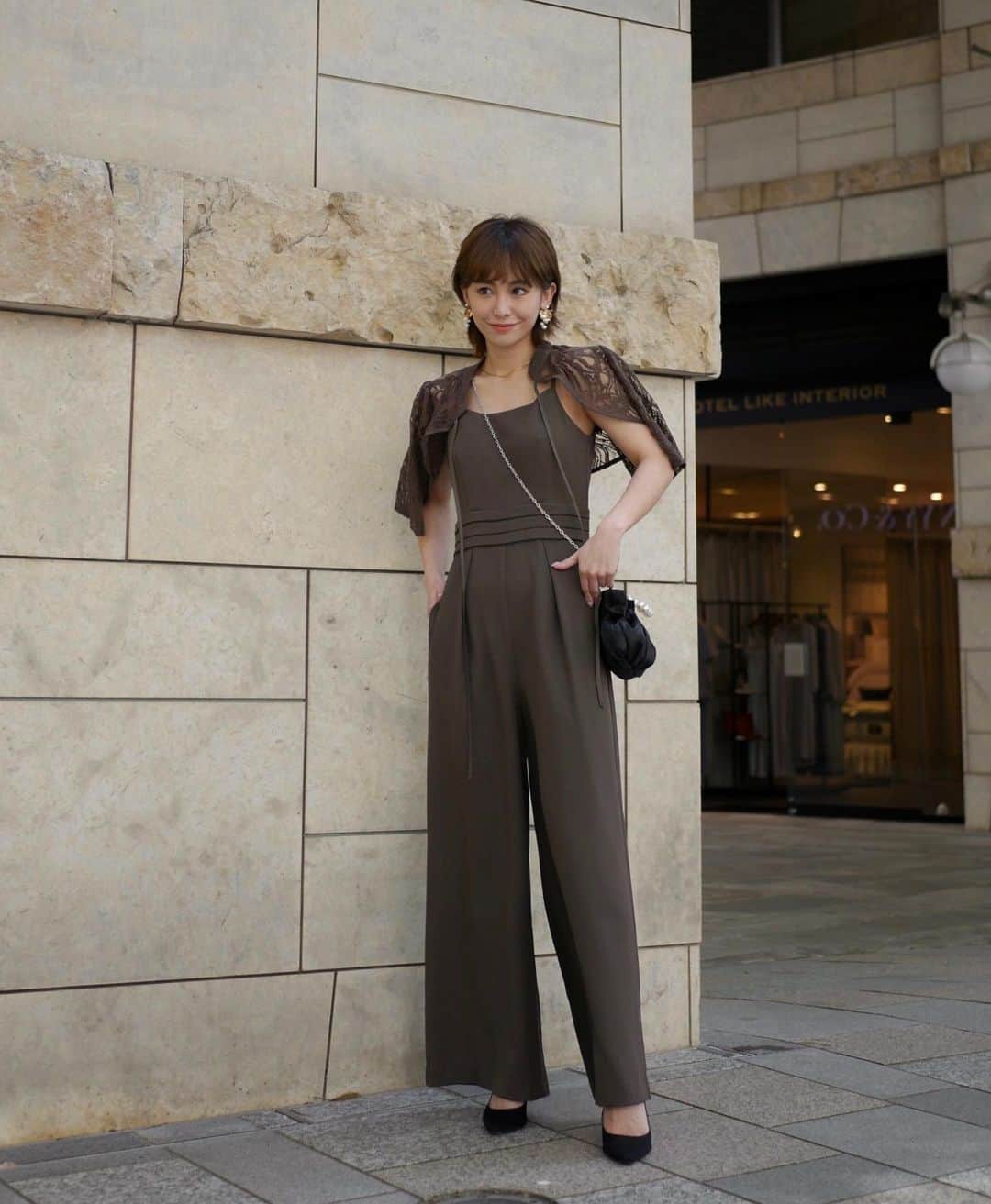 宮本沙恵のインスタグラム：「3WAYパンツドレス🥂 ややハリ感のある肉厚生地です！！ オールインワン1枚でも使えるから、パーティーの後は私服として着用出来ちゃいます🧡 . 肩紐アジャスター調整可能🙌 #myshawty」