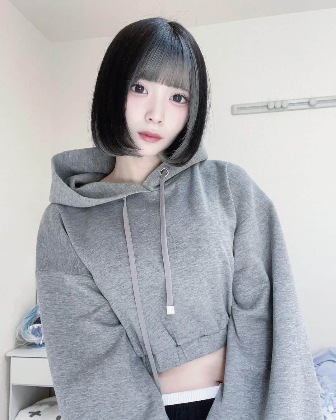 パン・ルナリーフィのインスタグラム：「髪切ったよ、 どう、？  ・  ・  ・  #ボブ #ヘアカラー #ヘアアレンジ #アイドルヘア  #地雷 #量産型 #アイドル #水色#メイク #純欲メイク #l4l #instagood #毎日メイク #ootd #ジラジョ #キャンマジ #カラコン #青コン #黒コン #f4f #kawaiigoth #アイドル衣装 #cosplay #cosplayer #衣装 #메이크업 #化妆」