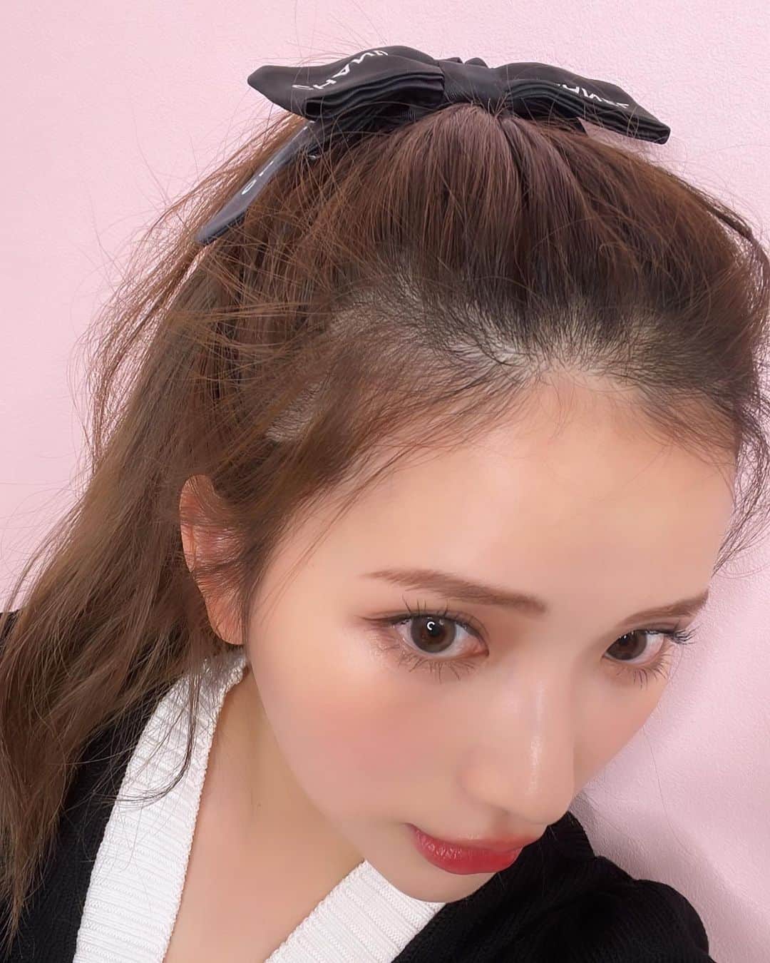 南りほのインスタグラム：「リボンのシュシュおきにいり🎀 @chanelofficial   👀は、 @efos.contact のデューイグレージュだよ🩶 レンズにハイライトが入っててうるって見せてくれつつ大人っぽい感じになるのだ🫶🏻」