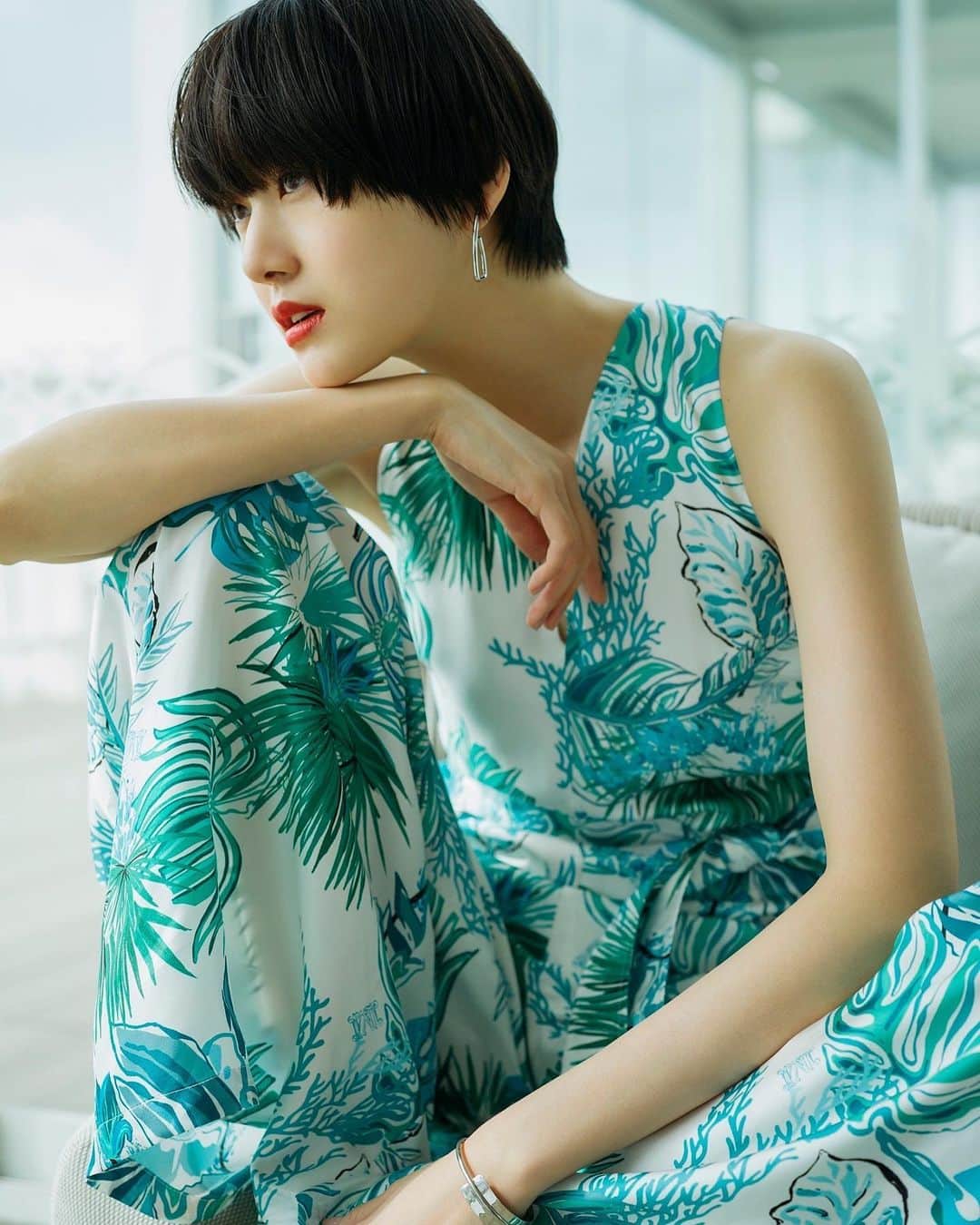 新井貴子のインスタグラム：「WWD × Max Mara  身に纏うことでちょっと違う場所に行ったような、そんな気持ちと涼しさを味わえる2023 春夏コレクション🏝  MAX MARA ポップインストア「PALM SPLASH」  場所：マックスマーラ表参道店（東京都渋谷区神宮前 5-2-5）  期間：4月15日〜5月15日  営業時間：11：30〜20：00   @maxmara  @wwd_jp   Photo #KazushiToyota Styling @yoshi_miyamasu  Hair & makeup @harukadebeau」
