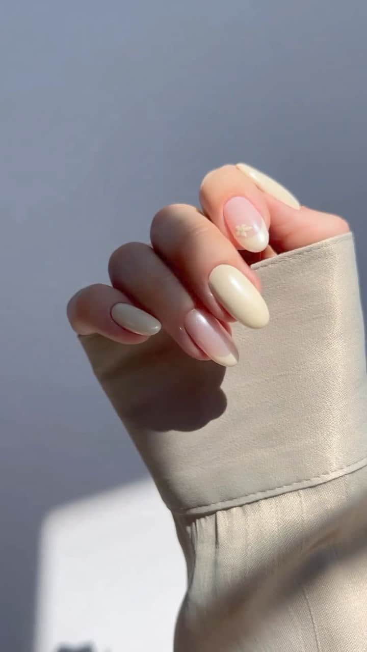 SHEINのインスタグラム：「We’re obsessed with this dreamy creamy vanilla chrome chic 💅🤍🍦 @heygreatnails  #SHEINinspo」