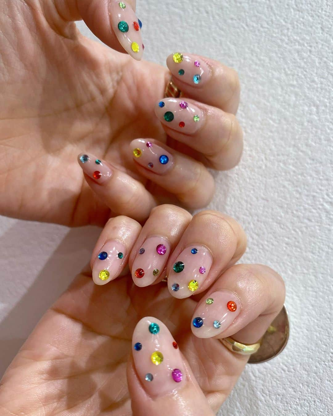 松本亜希さんのインスタグラム写真 - (松本亜希Instagram)「・ new nail💅 今回のネイルも最高に気に入っておる。 カラフル気分だったので、薄いベージュベースにいろんな色のストーンを💚💛💜💙  めっちゃ派手だけど、いろんな色が入ってるから服とも結構合うし、なにより褒めてもらえる♡ ちなみにフットネイルもベースの色は違うけど 同じカラーストーン仕様にした♬  いやー可愛いわ。 @corsokiri ちゃんいつも有難う❤️❤️  _________________________ #nail #ネイル #カラフルストーン #カラフルストーンネイル#カラフルネイル #ネイルアート#ネイルデザイン  #instanail #newnail」4月25日 19時50分 - m_akiron