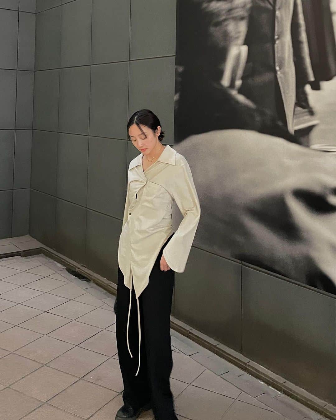 泉見祐希のインスタグラム：「🤍 この前出会って即買いした @knuthmarf_official のシャツとボトムス。 肌寒かったからパリのヴィンテージショップ @rosemarketvintage で買ったBurberryのジャケットを🤎」
