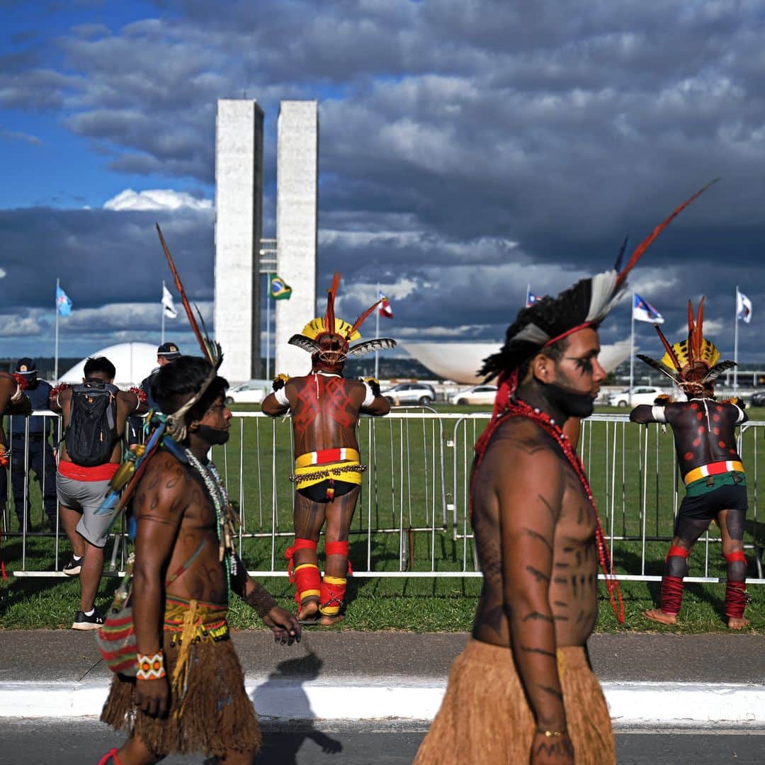 AFP通信さんのインスタグラム写真 - (AFP通信Instagram)「AFP Photo 📷 @riostreetphotog - Hundreds of Indigenous people from all over Brazil march in downtown Brasilia to demand the demarcation of their lands and defend their rights against the invasion of illegal miners and loggers, during the 19th Free Land Camp. April, 2023.」4月25日 19時51分 - afpphoto