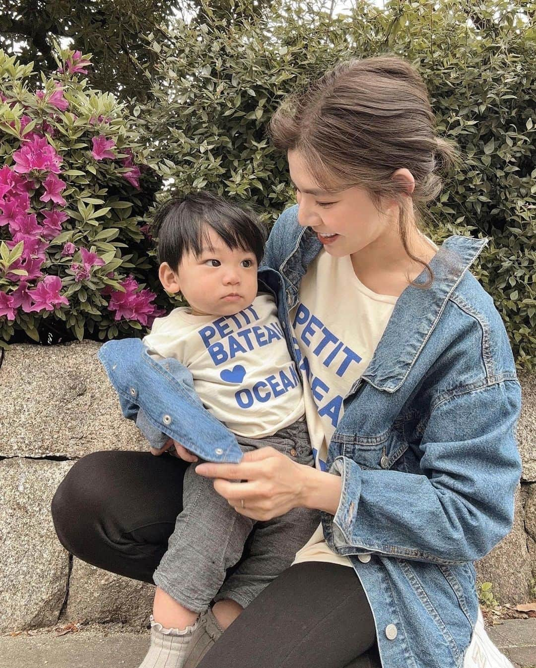 畑有里紗のインスタグラム：「デニム×Tシャツで息子とリンクコーデ🫶 @petitbateau_jp  真剣な息子の目線の先には👀🚗🚙♡ 車好きでいつも見てる🤭  最近は公園に行くことも増えたよ〜😉🛝 初めは不安そうな顔だったけど 今では楽しそうにつかまり立ちして声出したりお兄ちゃんお姉ちゃんが遊んでるのじっと見たり走ってる車見たりはしゃいでて可愛い☺️  👩🏻‍🦰size M (160㎝) 👶🏻size 81㎝ (10months) 首元もそんなに開いてないから息子は少し大きめでゲット✌️  @sho_arii.family  #Sponsored #petitbateau #プチバトー#親子コーデ#息子コーデ#ママコーデ#リンクコーデ#公園コーデ#プチバトープルオーバー#プチバトーT#プチバトー130周年#デニムコーデ#息子#となのいる生活#赤ちゃんのいる生活#生後10ヶ月」