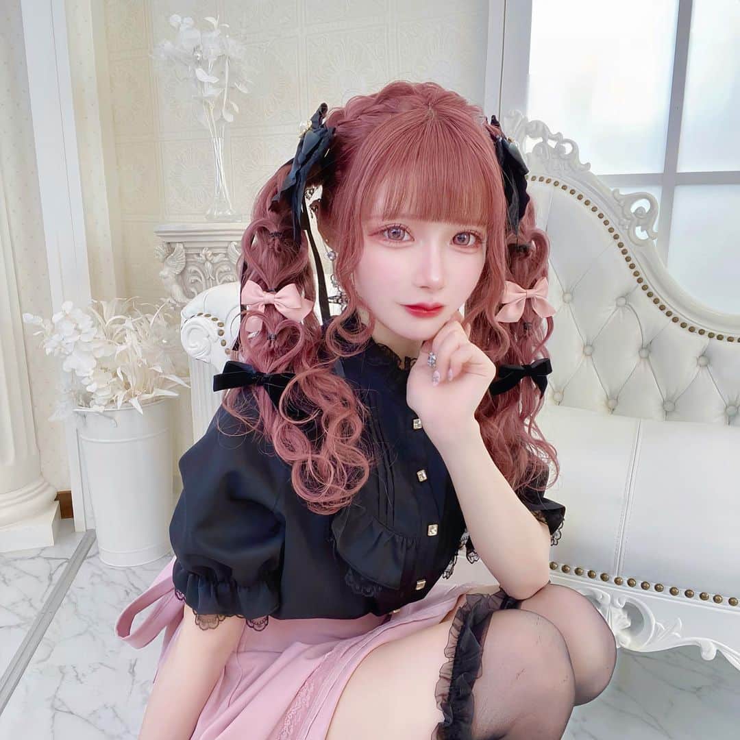 のインスタグラム：「🩷🎀💒🩰 ⁡ ⁡ まいでびとMARSのコラボのお洋服🎀 このコラボ超可愛いに決まってるんだよね( ´•ᴗ•ก ) 着用モデルさせて頂いてとても嬉しかったです🫧 黒✖️ピンク超可愛い！！ 白✖️ピンクも好きだから買っちゃお〜 明日からWEB発売開始だよ！ 売り切れる前にお揃いしよー🫧 ⁡ この日のために時田さんに髪を染めてもらって エクステも付け直してもらってきたよ\( ॑꒳ ॑ \三/ ॑꒳ ॑)/ いつも本当にありがとうございます🩷 ⁡ 可愛いお洋服と可愛い髪で幸せな日だった〜💕 ⁡ ⁡ ⁡ #pink#fashion#code#ootd#hair#hairstyle#MARS#舞々悪魔#舞々悪魔コラボ#マーズ#量産型#量産型ヲタク#地雷系女子#地雷#歌舞伎町#エクステ#ヘアメ#ツインテール」