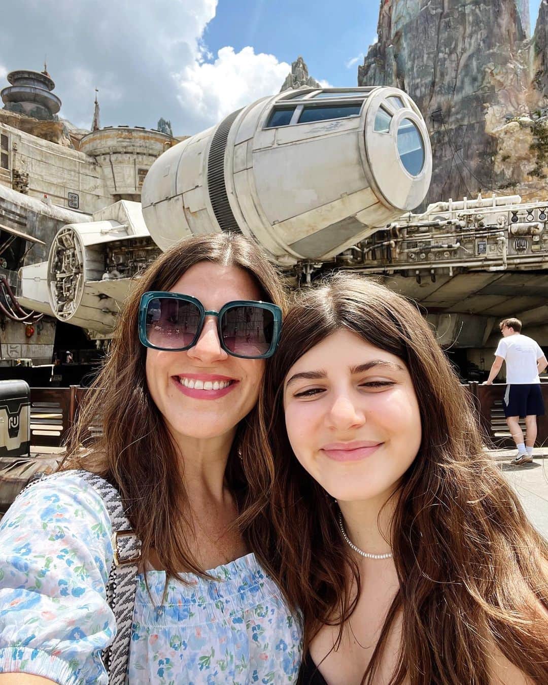 Ilana Wilesさんのインスタグラム写真 - (Ilana WilesInstagram)「Okay, I’m going to admit something. Don’t hate me. I am not a Star Wars person. I saw the movies as a kid and remember liking them but didn’t love them enough to show my kids. Mike didn’t either. I remember seeing the first of the prequel movies in the theater and falling asleep. Then there was that Jar Jar Binks debacle and I just stopped following along after that. I know the movies supposedly got better, but i just wasn’t invested in the story. To date, Mike and I haven’t seen any of the newer movies and the kids haven’t seen the old or the new. Not a one. We haven’t even watched the Mandalorian. Are we the only family like this? I think we might be. All this is to say, even as non Star Wars people, we could see that the Star Wars part of Hollywood Studios is really something special. The Rise of the Resistance was especially awesome and having drinks in Oga’s Cantina was really fun, but we also know we missed the meaning behind so much of what we were seeing because we don’t know the franchise very well. Mazzy kept pointing to robots and calling them Wall-E. 😂 Then this poor woman, a follower of mine, recognized us and ran up with her kid, all excited to tell us that one of the characters (the name sounded like total gibberish to me) was right around the corner available to take pics. We just nodded at her like we understood. “Oh thank you so much! Yes! We will definitely check it out!” Then as soon as she walked away, “Who? What did she say? I don’t know either.” 🤷🏻‍♀️ Our favorite rides at Hollywood Studios were Mickey and Minnie’s Runaway Railway (way more fun than expected) and the Twilight Zone Tower of Terror, which Mazzy forced me to go on against my will, but I ended up loving it! Slinky was also good but it was the one ride where we actually waited on the line because we couldn’t get a lightening pass. 110 minutes. Although, to Disney’s credit, that’s how long it said it would be on the app and I timed it down to the minute because we had a lightening pass at another ride where the window ended in two hours and we made it exactly. I was very proud of us!」4月25日 19時53分 - mommyshorts