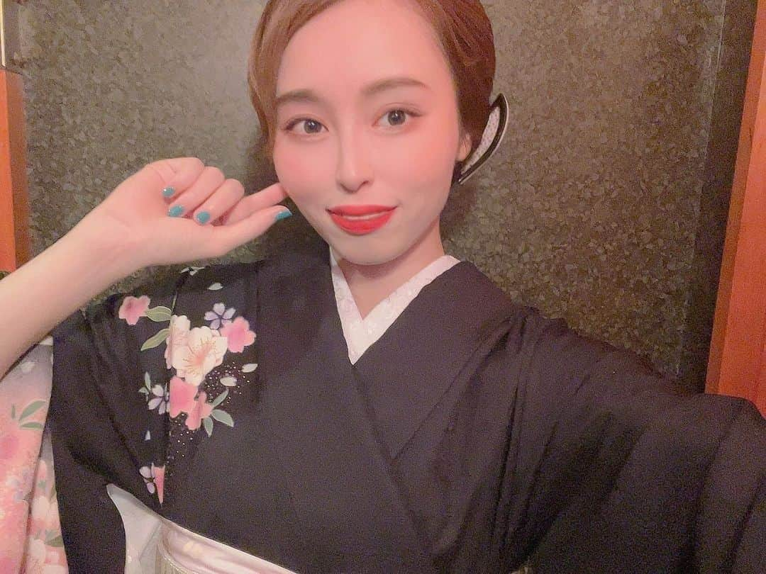 和田真里さんのインスタグラム写真 - (和田真里Instagram)「クラブ花葡萄の夜にお待ちしております🌻 ﾍｲ( `ᐛ )=͟͟͞͞⊃🍣ｵﾏﾁ! 箱根小涌園ユネッサンの貸切風呂にて♨️ ． #温泉モデル #温泉女子 #グラドル  #銀座5丁目 #クラブ花葡萄  #銭湯 #露天風呂 #混浴 #混浴露天風呂 #野湯 #秘湯  #camera #photo #travel #YouTube  #一人旅 #旅好きな人と繋がりたい #旅スタグラム #銀座 #銀座ホステス #銀座クラブ #歌舞伎町 #六本木  #キャバ嬢 #ラウンジ嬢 #スナック #ガールズバー #ホスト  #ホステス #わだまり」4月25日 20時04分 - marimu0609