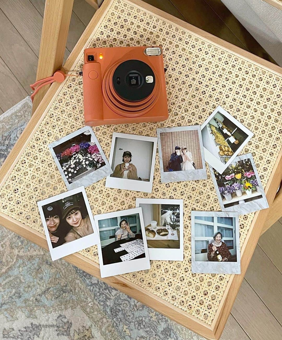 Fujifilm instaxさんのインスタグラム写真 - (Fujifilm instaxInstagram)「＼使ってみたい！と思ったら「📷」でコメントしてくださいね／ 【一緒に楽しむチェキライフ🍊INSTAX SQUARE SQ1】  友だちや家族とのお出かけのお供にチェキを🧸  シンプルでモダンなデザインのINSTAX SQUARE SQ1は、 持っているだけで「かわいい！」と話題になること間違いなし🤍  スクエアフォーマットのチェキだから、 友だちとの自撮りでも、背景まで広々と写せますよ☺️  Special Thanks😌 @cyocobi  ----------------  チェキで撮影した写真に当アカウントのタグ付を行い、#チェキ  #INSTAX を付けて投稿してください📷✨  素敵な写真は、本アカウントにてご紹介をさせて頂きます！  あなたの#チェキ活用術 も募集中です🌟  ---------------- #チェキ #INSTAXlife #INSTAX #INSTAXmini  #INSTAXcamera #cheki #FUJIFILM #富士フイルム #チェキのある生活 #マイチェキ #INSTAXSQUARESQ1#インスタックススクエア#フィルムカメラのある生活 #フィルムカメラ #selfie #カメラ女子#チェキ女子 #ましかく写真 #ビタミンカラー #テラコッタオレンジ #テラコッタコーデ #思い出づくり #思い出pic #置き画くらぶ #カメラのある暮らし #友達との時間 #友達フォト」4月25日 20時00分 - cheki_instax