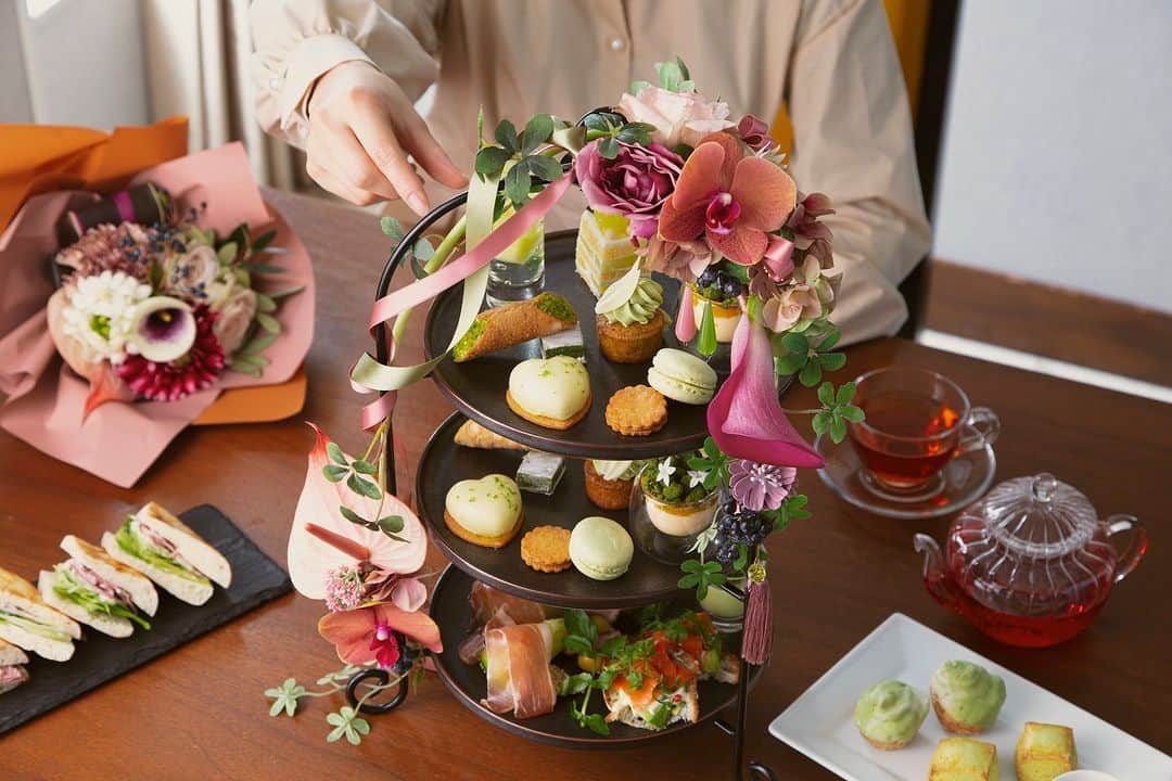 株式会社ポジティブドリームパーソンズのインスタグラム：「5月14日(日)母の日【花に、会いにゆく。】  ポジティブドリームパーソンズ は、母の日限定で全国のレストランとフラワーショップ(@saint_jordi_flowers)がコラボレーションした【Flower Afternoon Tea＆Original Bouquet】を販売開始いたしました。  各レストランにてご好評いただいているセイボリーとスイーツを花で彩られたプレートでお召し上がりいただける、母の日限定のアフタヌーンティーです。  アフタヌーンティーをご予約のお客様には、豊富な知識、経験を兼ね備えたフラワーデコレーターがお母様への感謝の思いを伺い、店内に設置されるフラワーブッフェにて花束をお作りいたします。  @restaurant_luke_with_skylounge 　(東京) @in_the_park_makibi　(埼玉) @main_dining_cabana　(福岡) crossfield with TERRACE LOUNGE　(大阪)  ご予約〆切：5月7日(日) 詳細は各レストランHPをご確認くださいませ。  #positivedreampersons #pdp #感動創出企業 #確かな感動が生まれる場所 #pdp_gift #saintjordiflowers #サンジョルディフラワーズ #母の日ギフト #母の日フラワーギフト #母の日 #アフタヌーンティー」