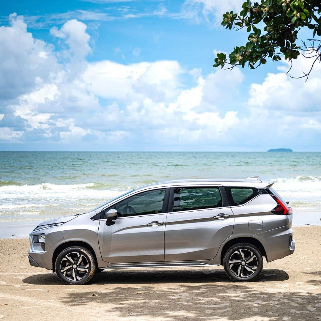 Mitsubishi Motors Thailandのインスタグラム：「ร่างกายต้องการวิตามิน Sea 🌊 ซัมเมอร์นี้หนีร้อนไปพักที่ริมหาดกับ New Mitsubishi Xpander    #NewXpander #MitsubishiMotorsThailand #MitsubishiMotors #NewXpander #MitsubishiMotors #MitsubishiMotorsThailand #DriveYourAmbition #XpanderLover #MitsubishiXpander #MitsubishiTH #MitsubishiXpander #Xpander #MitsubishiSUV #มิตซูบิชิ #เอ็กซ์แพนเดอร์ #มิตซูบิชิเอ็กซ์แพนเดอร์ #มิตซูบิชิมอเตอร์ส #Car #Lifestyle #photooftheday #CafeHopper #รถอเนกประสงค์7ที่นั่ง #รถครอบครัว #PetCarLover #PetLover #PetFamily #การเดินทาง #สายเที่ยว #รถเที่ยว #เที่ยวทะเล」