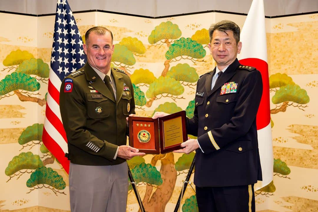 のインスタグラム：「４月２１日（金）、フリン米太平洋陸軍 司令官が来省し、森下陸幕長と懇談を行いました。懇談の冒頭、ＵＨ－６０ＪＡ航空事故に対する哀悼の意が伝えられました。懇談においては、陸上自衛隊と米陸軍との 更なる連携強化の方向性について認識を共有しました。 また、インド太平洋地域の平和と安定に寄与 するため、日米が連携して防衛協力を推進 していく ことで一致しました。 #陸上自衛隊 #JGSDF #日米同盟 #FOIP  On April 21 2023, GEN Flynn, USARPAC CG made a visit to Camp Ichigaya to meet GEN Morishita, COS, JGSDF.  In the beginning of the talk, GEN Flynn expressed his deep regret to the JGSDF tragic accident of UH-60.  During the meeting, both leadership shared the vision towards the more robust partnership between JGSDF and US Army.  They also agreed that JPN-US alliance will further promote defense cooperation in the Indo-Pacific region for its peace and stability. #JGSDF #the_Japan_US_Alliance #FOIP」