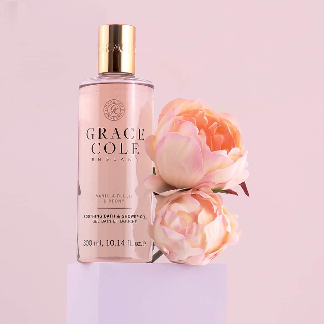 Grace Coleさんのインスタグラム写真 - (Grace ColeInstagram)「Peonies, please! 🌸⁠ ⁠ Vanilla Blush & Peony is a comforting & calming combination of pretty florals of Jasmine and Peony with a luxurious heart of warming Vanilla complemented by a sensual and inviting woody base 🪵⁠ ⁠ Tap to shop the scent from £6 and get a FREE body ball with your order 🛒」4月25日 20時01分 - gracecoleltd