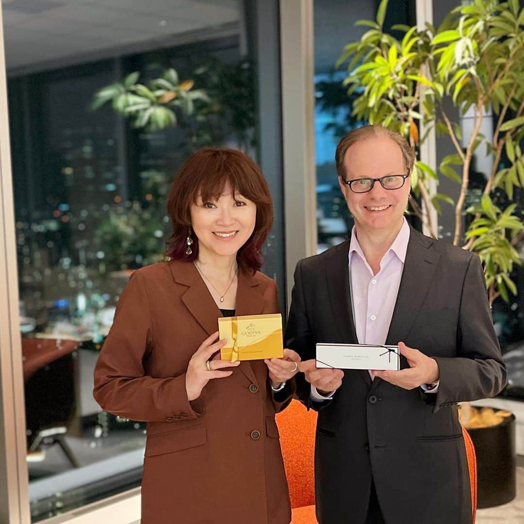 市川歩美のインスタグラム：「ゴディバ ジャパンのCEOで、VM2のCEOでもあるジェローム・シュシャンさんと、インタビュー後にパチリ😊  ゴディバ ジャパンとピエール マルコリーニの親会社が同じになりました。  ベルギーチョコレート界の輝かしい世界的なスター、ゴディバとピエール マルコリーニの相乗効果で、ベルギーチョコレート、そしてチョコレート全体が盛り上がることを期待しています✨  詳しくは東洋経済オンラインの市川歩美執筆記事を。 https://toyokeizai.net/articles/-/668267  チョコレートジャーナルにも書きました🍫 https://chocolatejournal.fun/archives/20230424.html  #チョコレート #チョコレート大好き #チョコレート好き #ショコラ #チョコレート好きと繋がりたい #chocolate  #ilovechocolate  #chocolat #chocolatelovers  #chocolate #ゴディバ  #ピエールマルコリーニ」