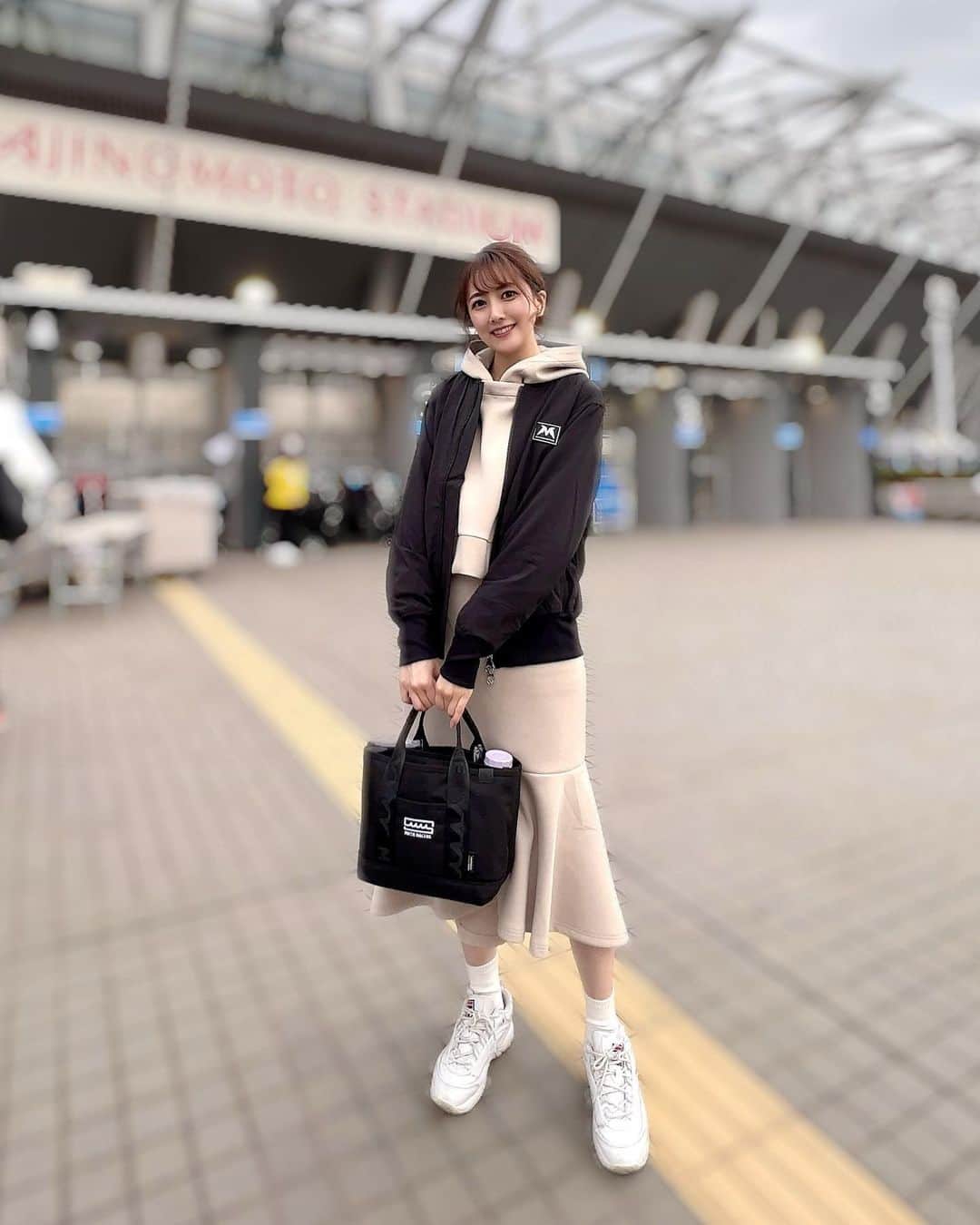 瀬谷ひかるのインスタグラム：「お仕事の日の全身mutaコーデ🤍  さらっと着れるライトボンディングのセットアップとMA-1、 朝晩の温度差があるこの時期大活躍です☺️ 背中のmutaロゴがかわいい♡  . @mutaracing_wear @muta_racing  @muta__official   #muta #mutaracing #mutamarine #mutamarinegolf #fashion #supergt #racequeen #ootd #instafashion #portrait #スーパーgt #レースクイーン #モデル #高身長女子 #ロングヘア #セットアップ #パーカー #マーメイドスカート」