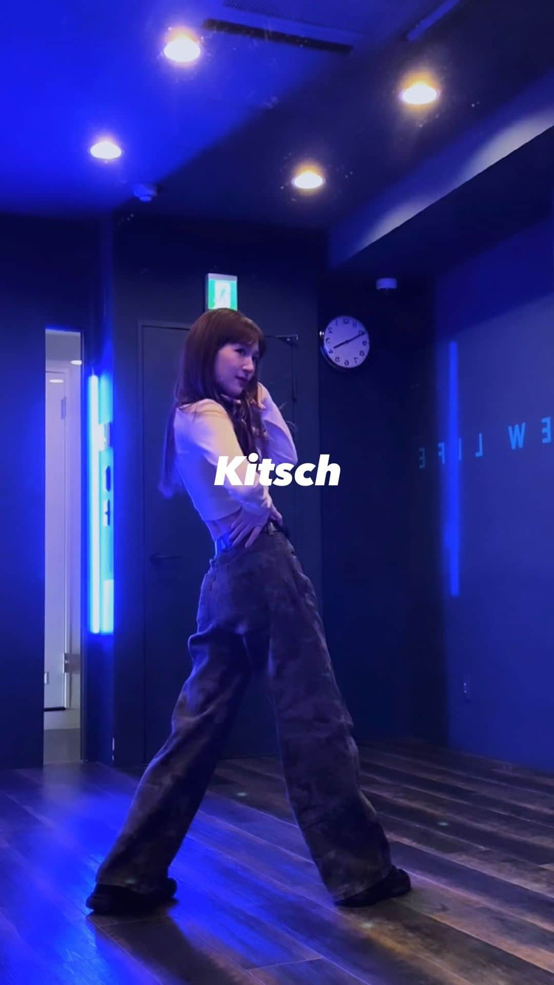 kikumi0823のインスタグラム：「🎧Kitsch / IVE 🦋choreo by me  今月のレッスンコレオ💙  #dance #fashion #hair #make #ive #kitsch #kpop #jazzhiphop #girlshiphop #lesson #osakalesson #choreographer #originaldance #ストレートヘアアレンジ #ぱっつんロング #迷彩コーデ #ストリートファッション #メンズライク女子 #海外ファッション」