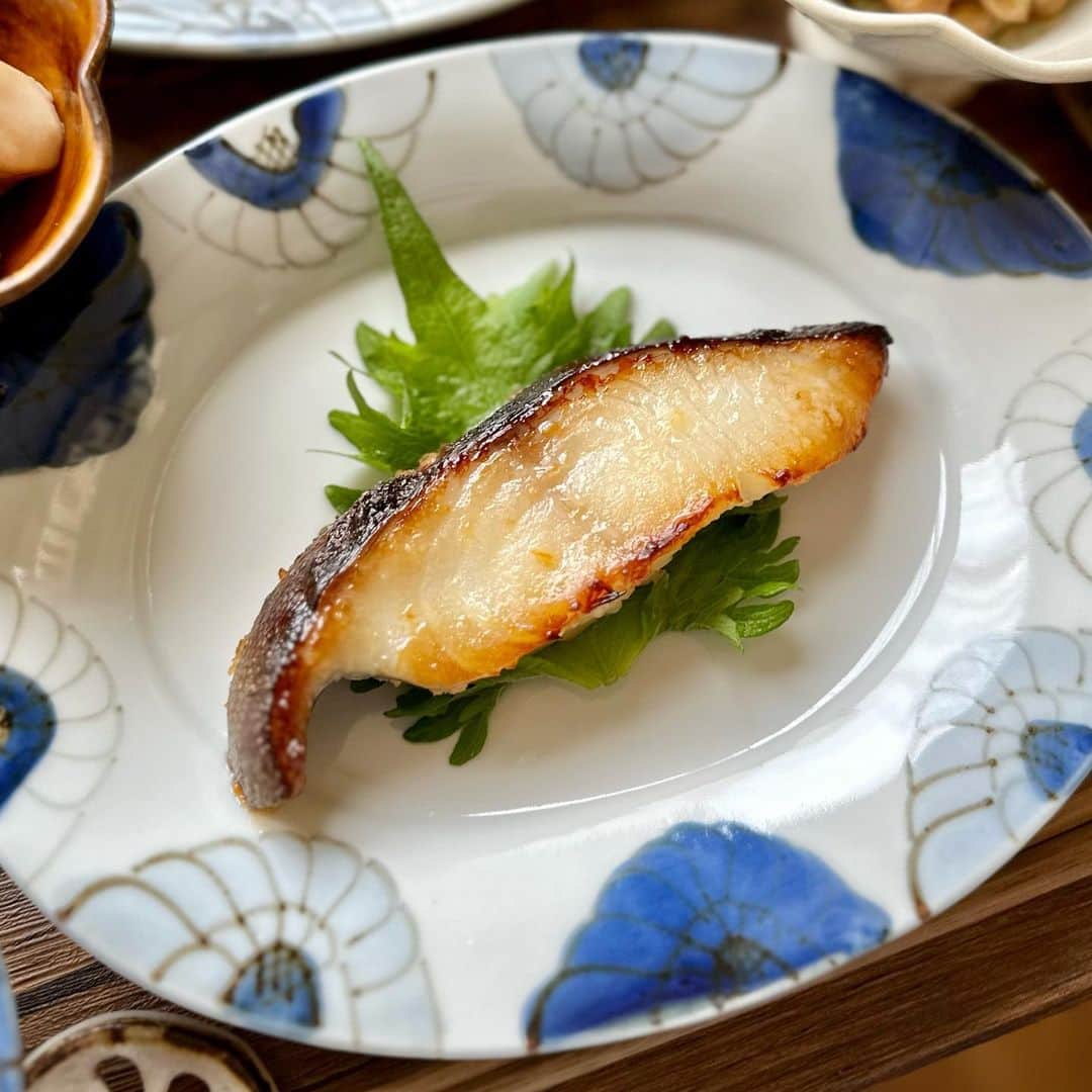 yukirichi119さんのインスタグラム写真 - (yukirichi119Instagram)「2023/04/25(火)  おこんばんはー🌝 ドタバタドタバタしてるうちに4月も終わる😂 またもやのご無沙汰🖐🏻  美味しい焼き魚でゆっくり休日朝ごはんの巻。 この日は、銀だらと金目鯛の西京漬焼き。 身が厚くてふっくふくで脂ノリノリ。 美味しかったー😋  🥢銀だらと金目鯛の西京漬焼き 🥢椎茸と豆腐の味噌汁 🥢ごはん(玄米・発芽米・もち麦・マンナンヒカリ) 🥢里芋煮・味玉・納豆・酢キャベツサラダ  まもなくGW。 そしてその後すぐやってくる母の日。 プレゼント決まりましたか？  美味しいお魚なんてどうかしら？ 「ざこばの朝市」 @zakobanoasaichi.online さんから、母の日にピッタリのお魚が届きました。  𓊆 西京漬け8切【満海】まんかいセット𓊇  銀だらと金目鯛の他に、鰆と鮭。 4種2切ずつだよ。  《ぎんだら》は、 モンドセレクション金賞受賞🏆 創業85年　老舗の無添加西京漬け👏  〈↓↓↓母の日 満海だけの特典↓↓↓〉 🌸母の日のメッセージ熨斗（無料） 🌸母の日限定風呂敷包み（通常330円のところ無料）(桃色限定) 🌸5月7日まで早割5％OFF 送料無料4980円のところ4731円(税抜）  ざこばの朝市 @zakobanoasaichi.online さんへ✨ ワタシのストーリー、ハイライトからも飛べるよー🙆🏻‍♀️  ぜひぜひ美味しいお魚で お母様を喜ばせてください😊  --------------------------------------  相変わらずインスタ、おサボり中💦 ブログはマイペースで更新中。 もし良ければ最近のおうちご飯やお弁当、 チェックしてみてくださいませー🙏🏻  ゆきりち。ブログ、 著書📕1冊目2冊目も プロフ( @yukirichi119 )から各リンク先に飛べます🤗  --------------------------------------  #母の日🌹 #母の日プレゼント #母の日ギフト  #ざこばのギフト #西京漬  #無添加 #さんつねの味噌漬け #創業85年 #ざこばの朝市 #母の日 #おうちごはん #魚料理  #焼き魚 #和食 #アンバサダー #和食ごはん #朝ごはん #朝食 #プレゼント #ギフト #高タンパク #銀たら #金目鯛 #晩ごはん #鰆 #夫婦ご飯 #pr #紅鮭 #washoku #西京漬焼き」4月25日 20時09分 - yukirichi119