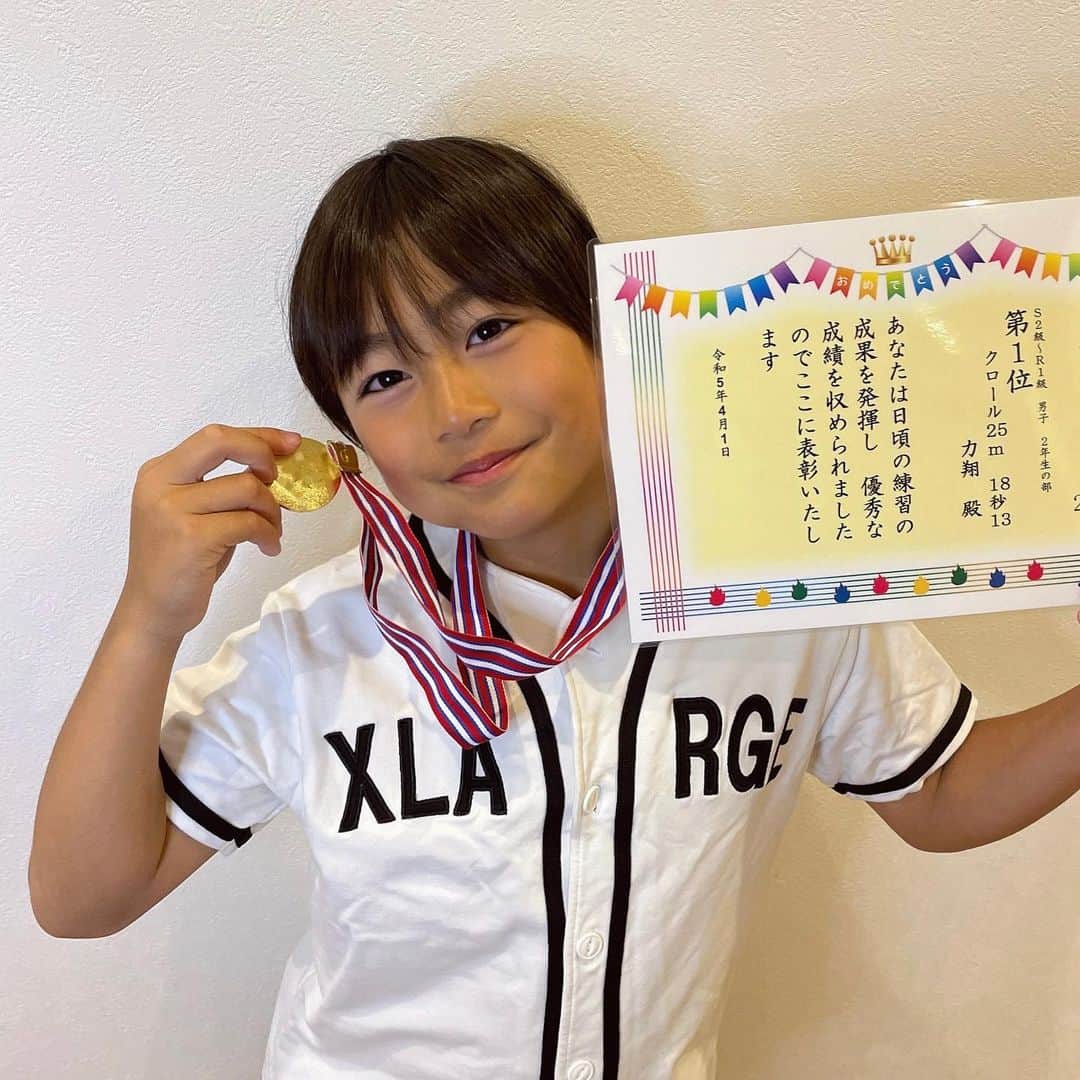 かなのインスタグラム：「＼全国1️⃣位🥇🏊‍♂️／ ． 通ってるスイミングスクールのランキング 2年生の部で優勝しました🥹👏🏻✨ ． 去年、パパが全国1位を取ってから 「いいな〜😚りきともなんでもいいから全国1位になりたい❗️😤」って言ってたけど… こんなに早く有言実行とはかっこよすぎる😎💕🩷 ． コーチからも「去年の1位より速いタイムです😆👏🏻」と 褒めてもらい本人はもちろん大喜び🥹🩷 ． 何事も一生懸命にがんばる力翔💪🏻 ママもがんばって美味しいご飯たくさん作るからね👩🏻‍🍳🍳 ． ． #りーくんの成長記録 #小学生#息子#男の子ママ#スイミング#優勝#おめでとう」