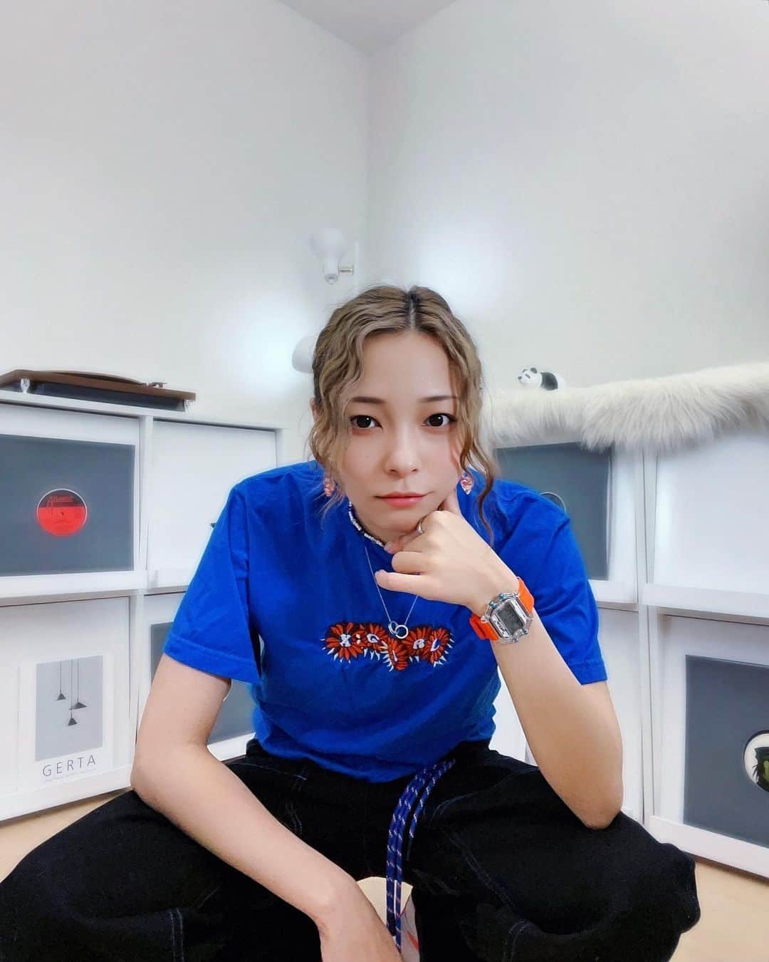 ジェニーのインスタグラム：「💙🧡💙🧡 スポーティに決めてみたり✧  半袖解禁した人いるー？👀」
